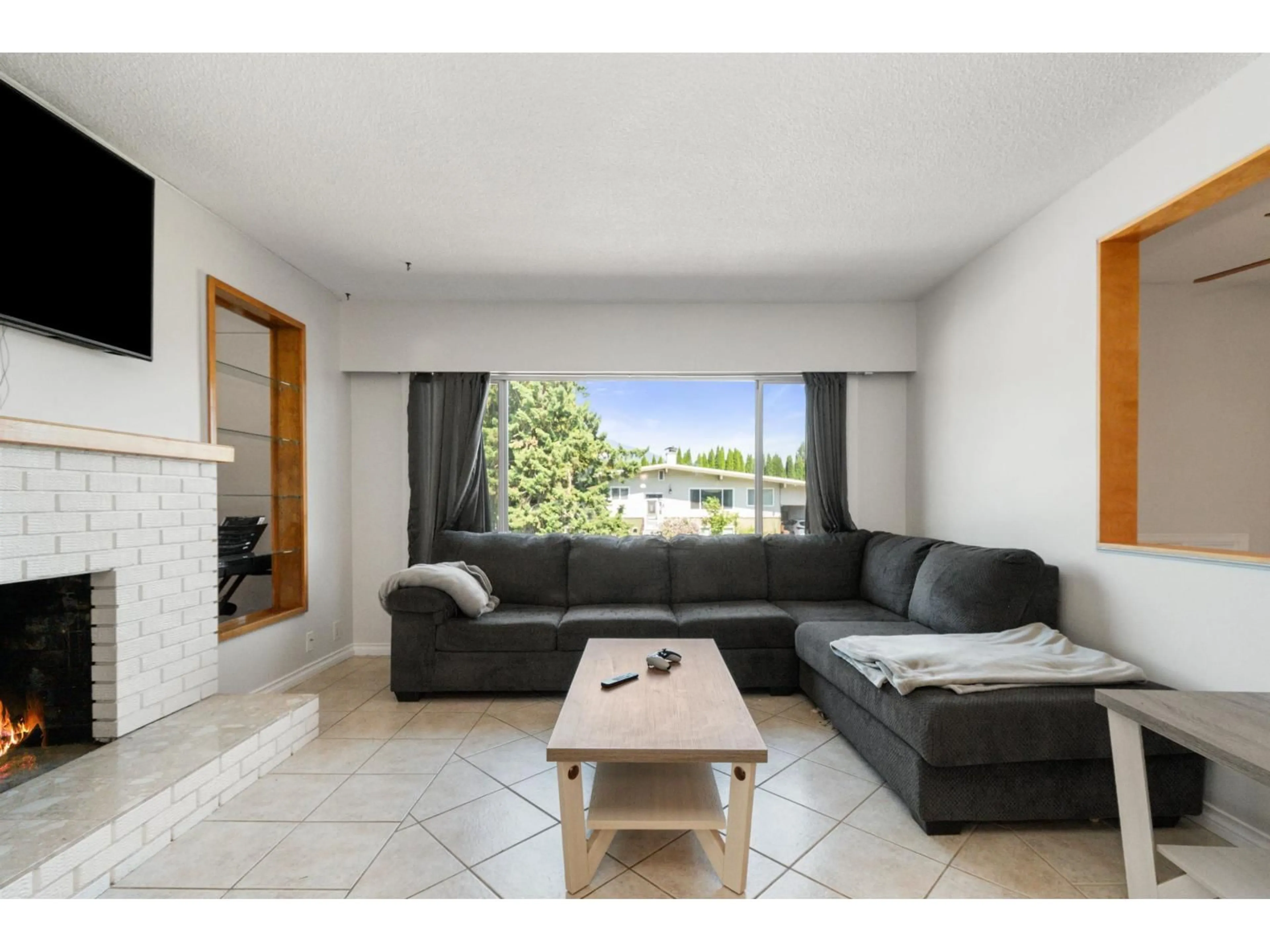 Living room with furniture, unknown for 45378 PRINCESS AVENUE, Chilliwack British Columbia V2P2C2