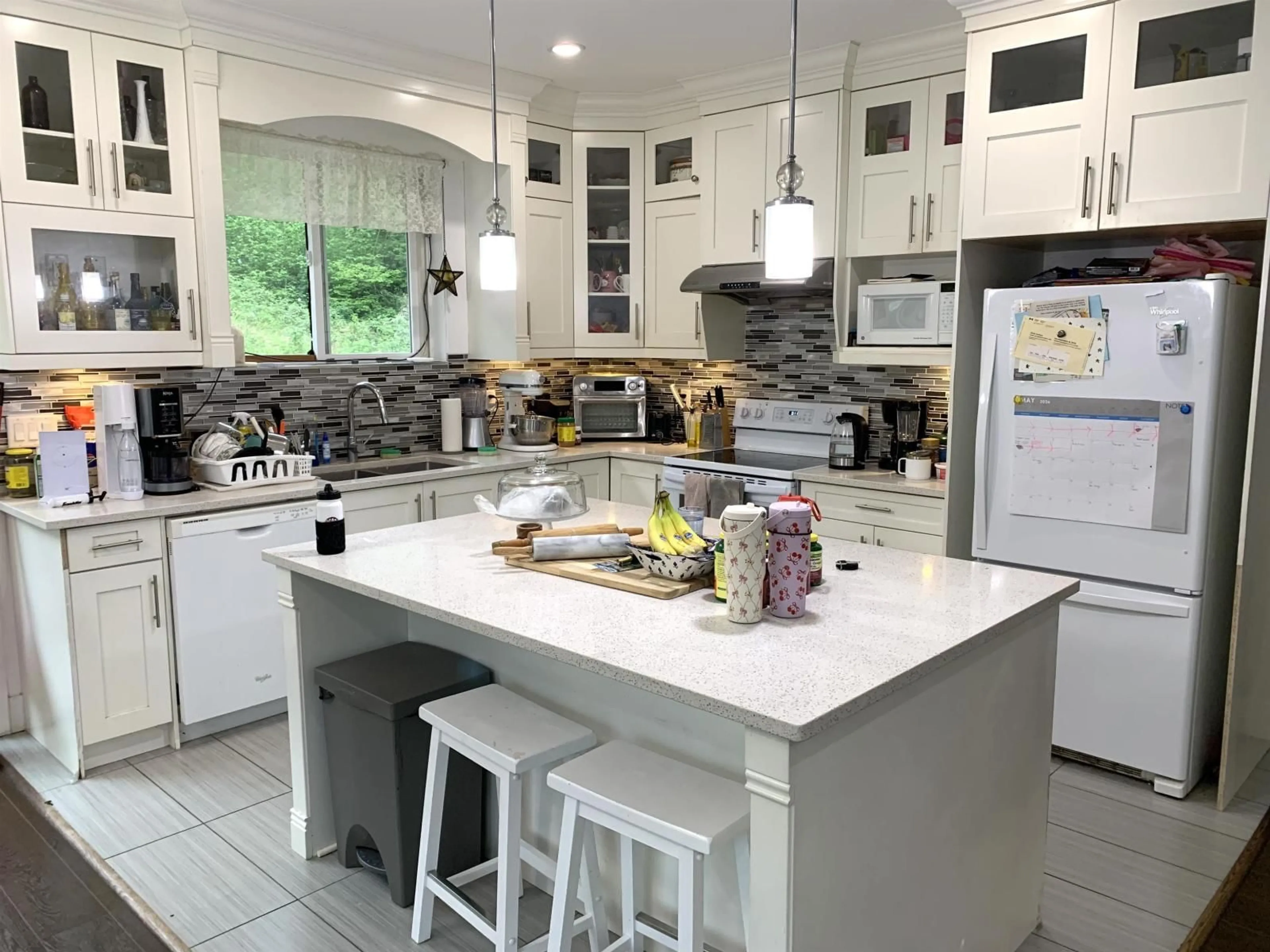 Open concept kitchen, ceramic/tile floor for 10710 SYLVESTER ROAD, Mission British Columbia V2V4J1