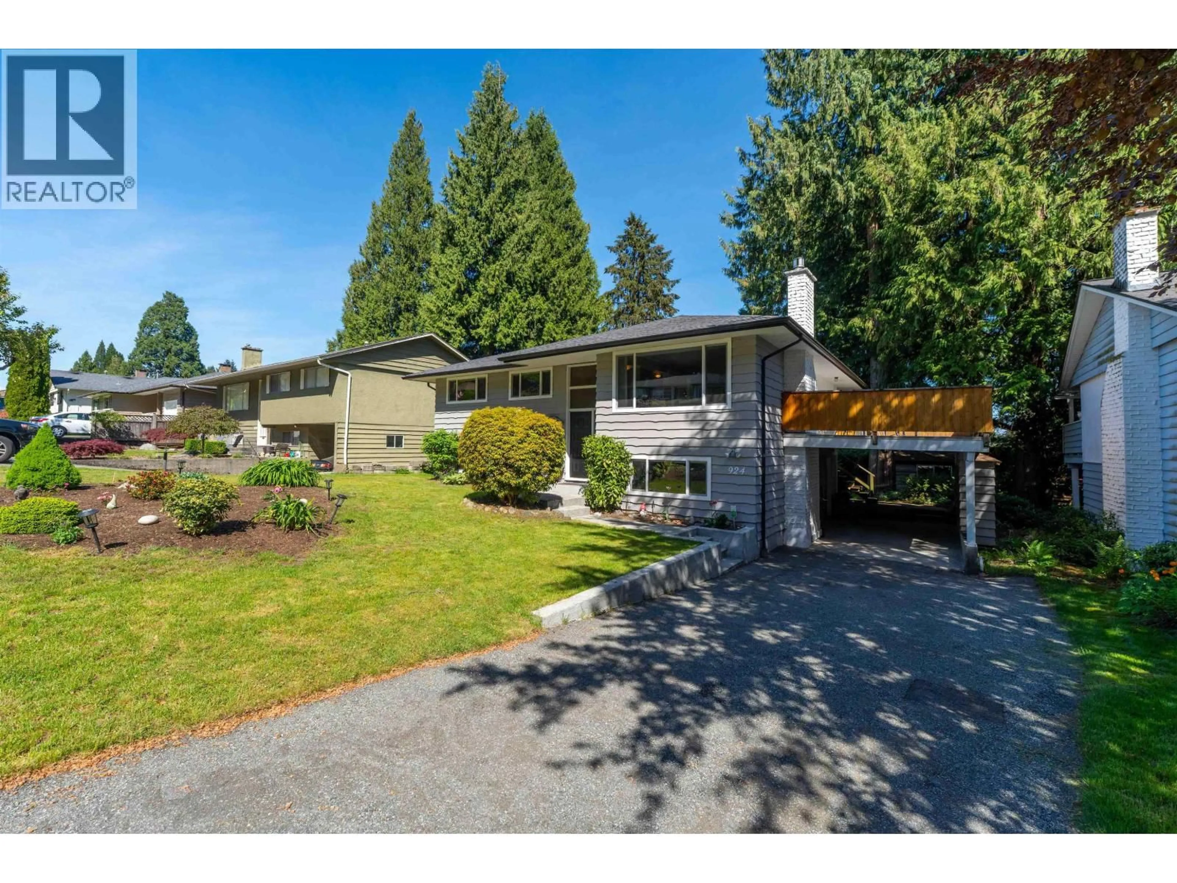 A pic from outside/outdoor area/front of a property/back of a property/a pic from drone, street for 924 GARROW DRIVE, Port Moody British Columbia V3H1H9
