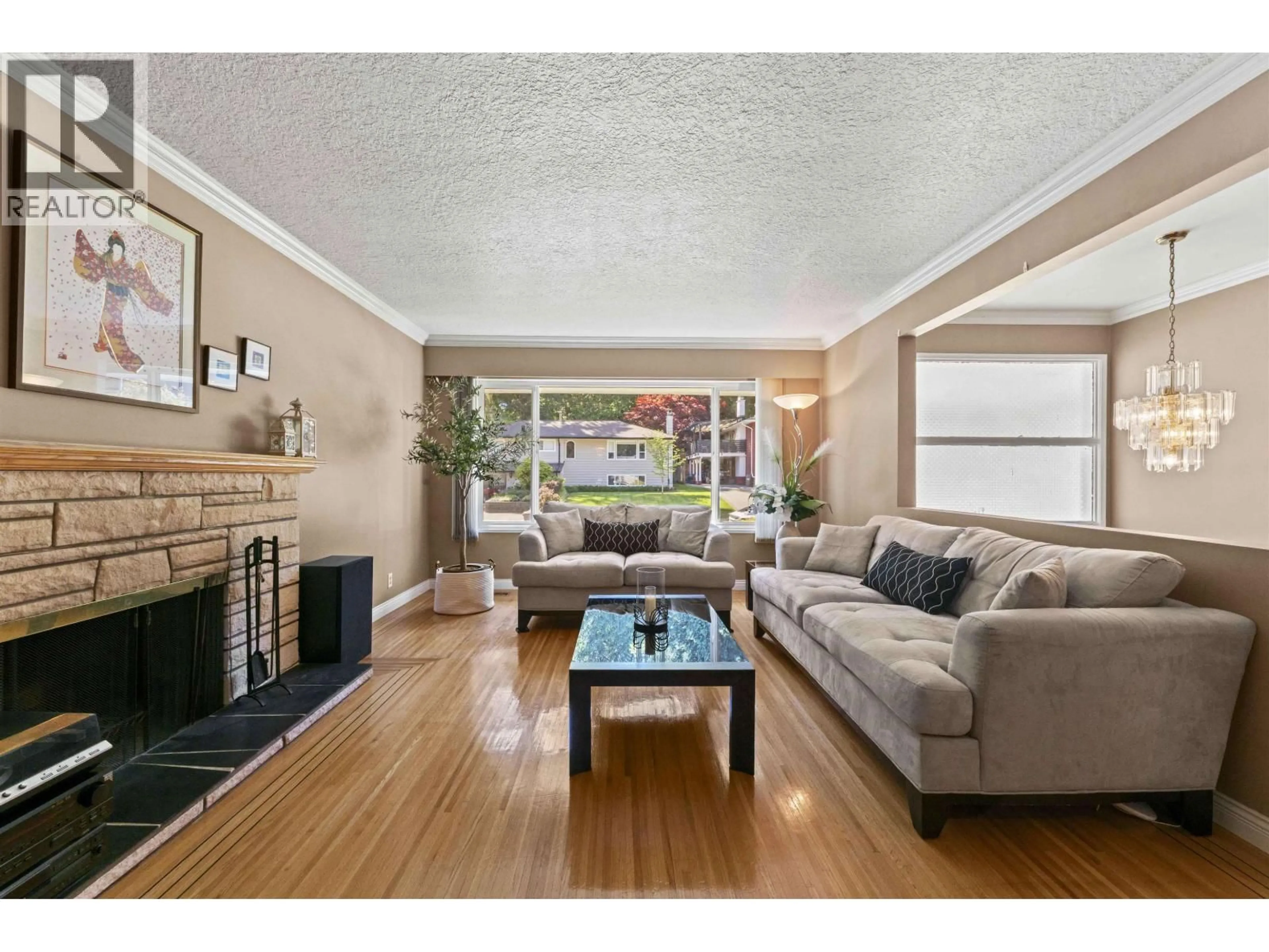 Living room with furniture, wood/laminate floor for 924 GARROW DRIVE, Port Moody British Columbia V3H1H9