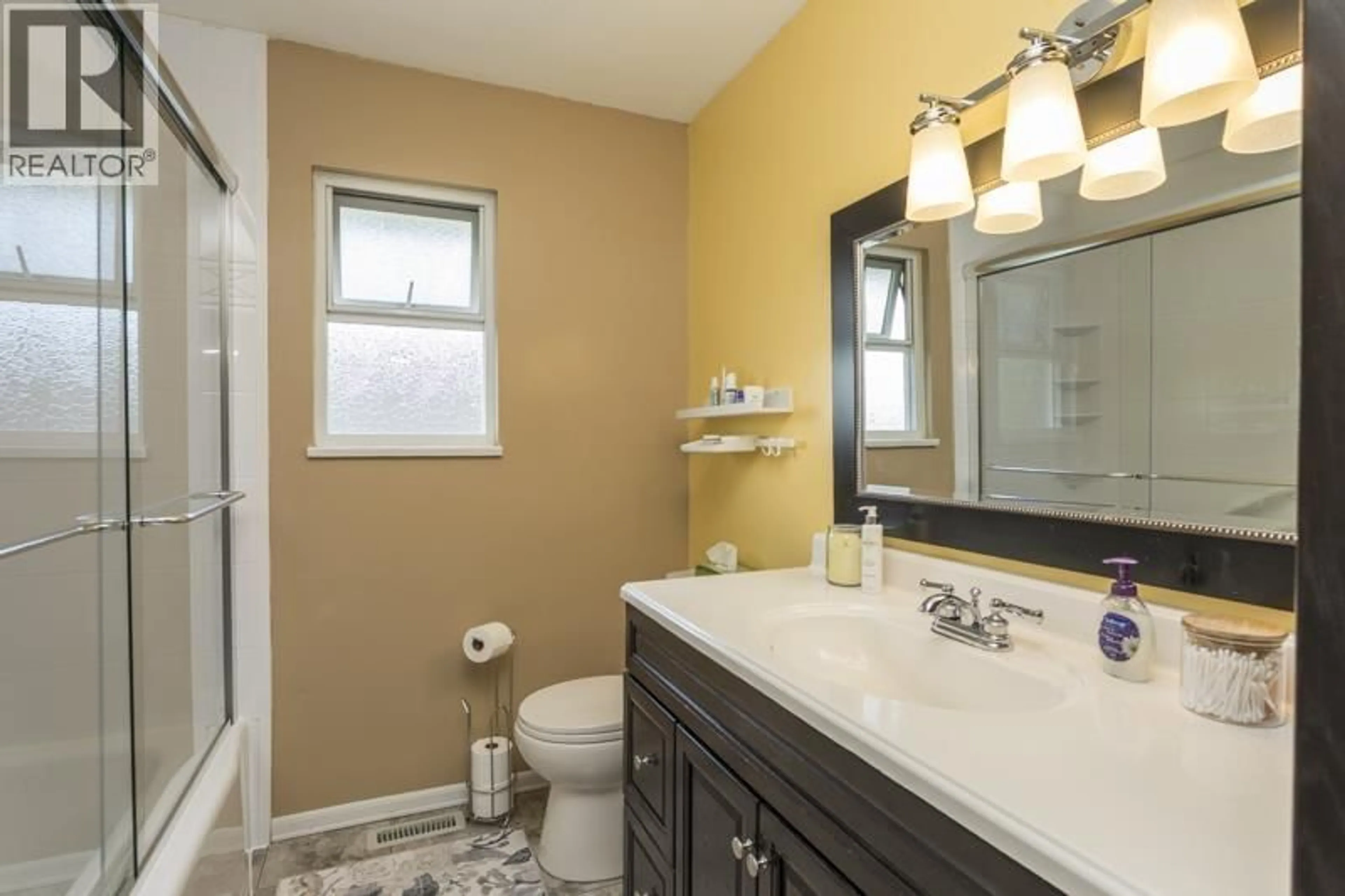 Standard bathroom, ceramic/tile floor for 12181 CHESTNUT CRESCENT, Pitt Meadows British Columbia V3Y2C8
