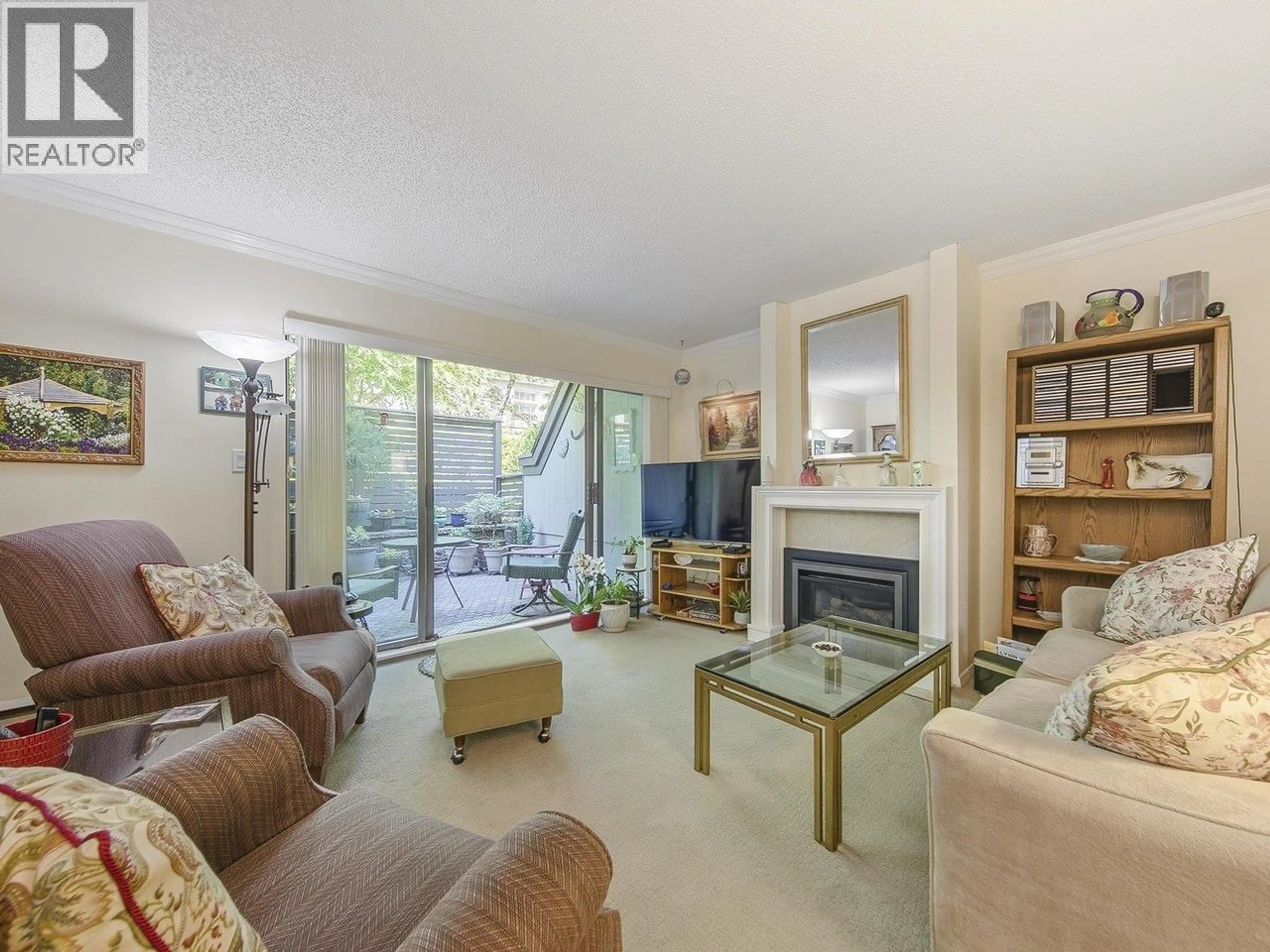Living room with furniture, unknown for 3184 MOUNTAIN HIGHWAY, North Vancouver British Columbia V7K2H5