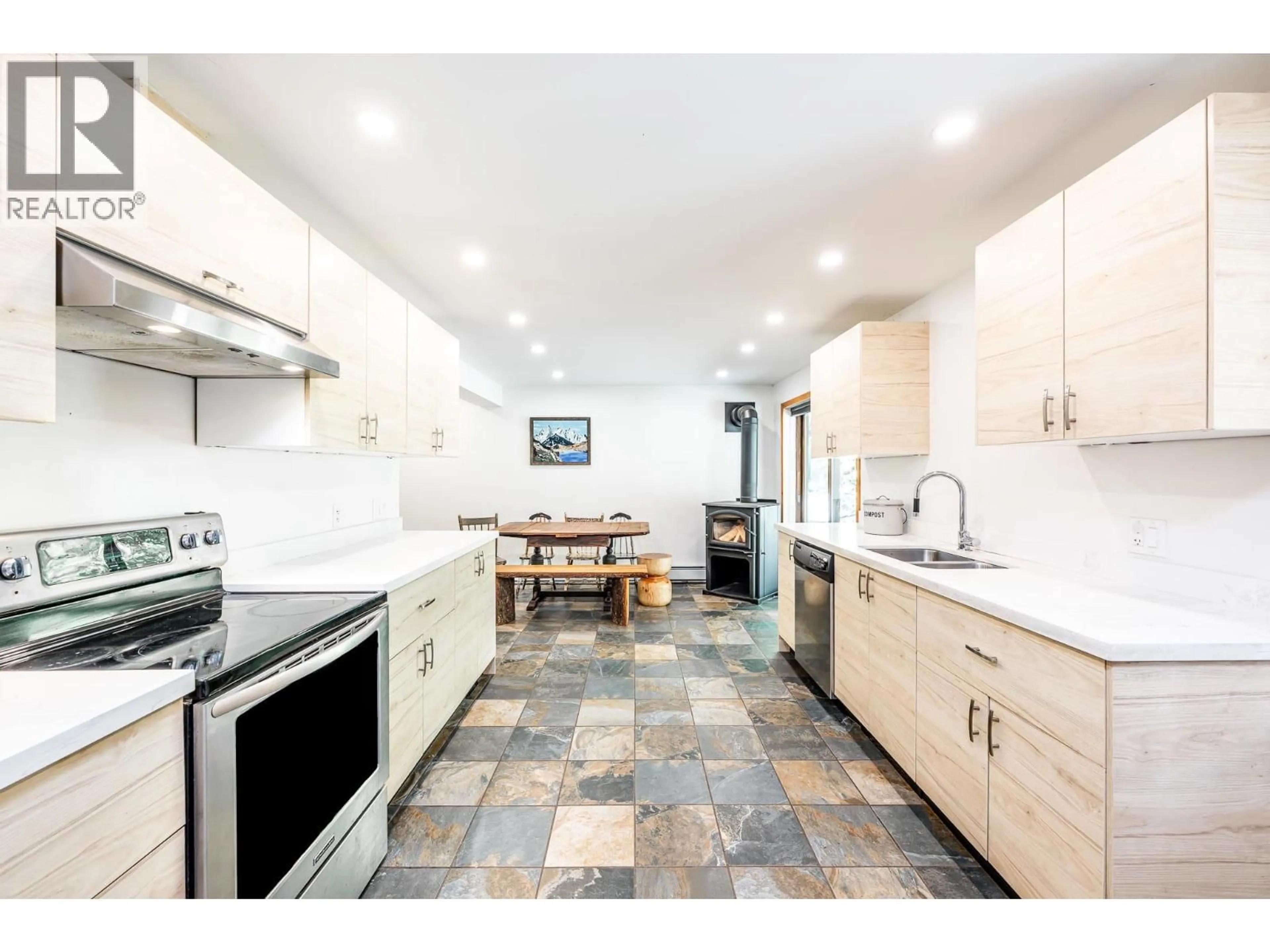 Open concept kitchen, ceramic/tile floor for 4030 MIDNIGHT WAY, Squamish British Columbia V0N1H0