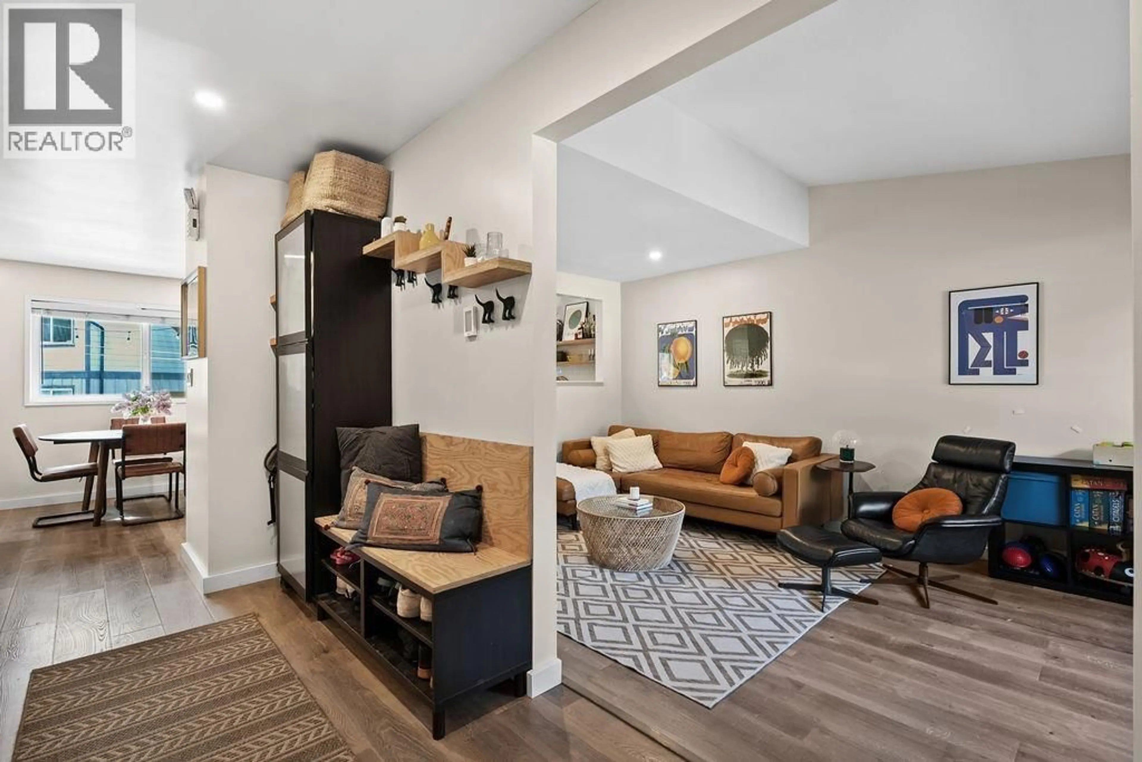Living room with furniture, unknown for 39706 GOVERNMENT ROAD, Squamish British Columbia V8B0M8
