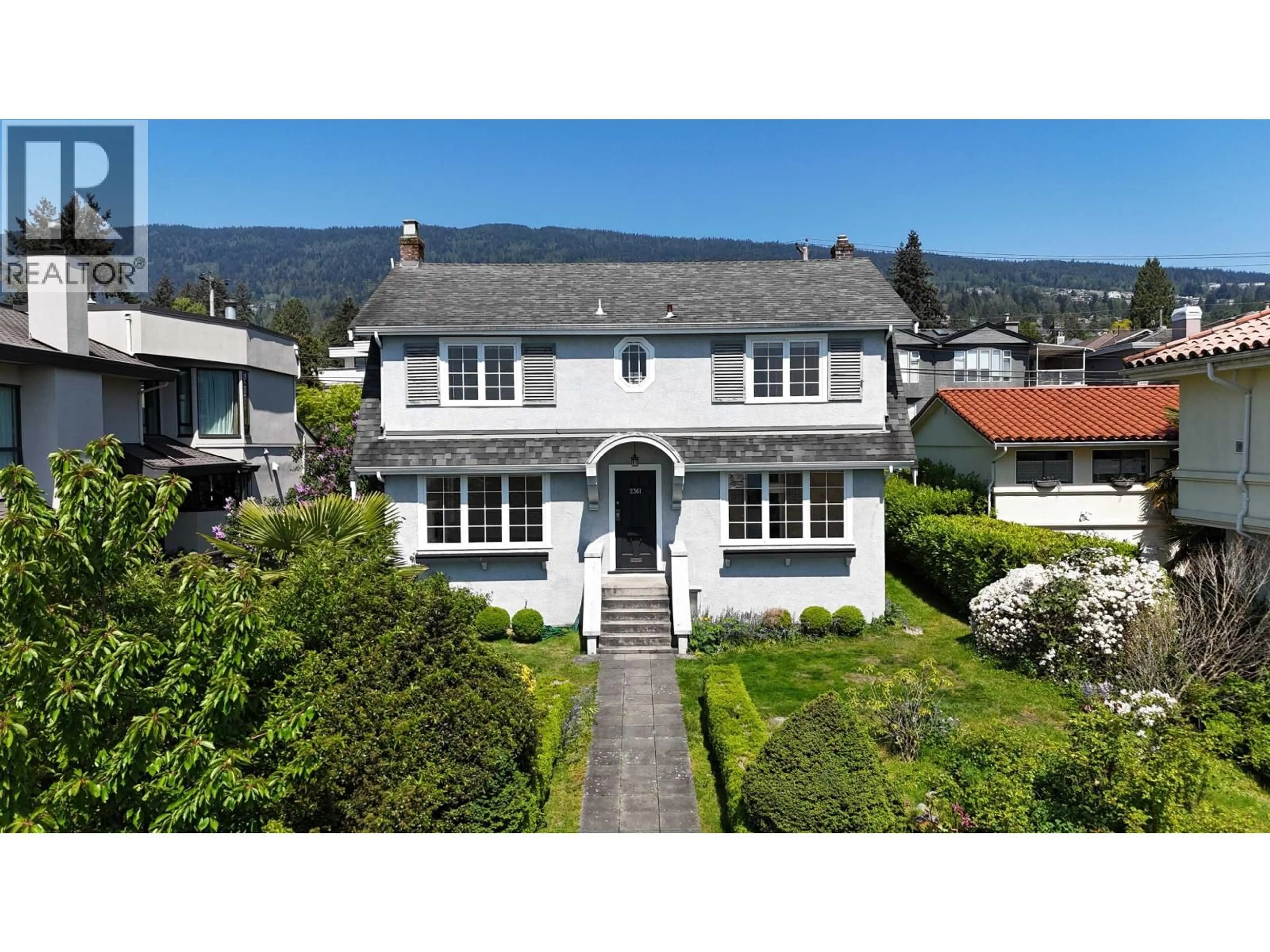 A pic from outside/outdoor area/front of a property/back of a property/a pic from drone, street for 2361 BELLEVUE AVENUE, West Vancouver British Columbia V7V1C9