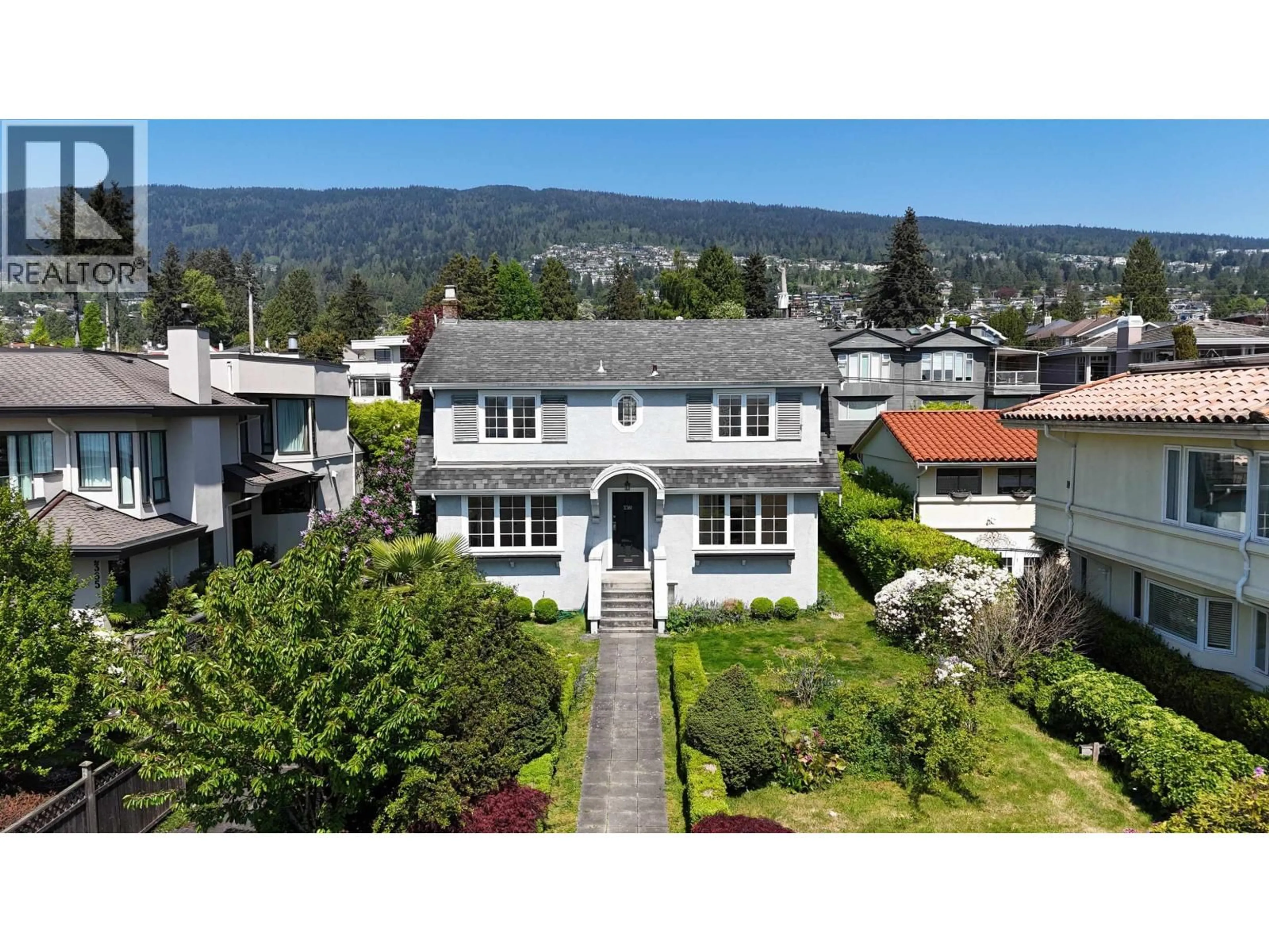 A pic from outside/outdoor area/front of a property/back of a property/a pic from drone, mountain view for 2361 BELLEVUE AVENUE, West Vancouver British Columbia V7V1C9