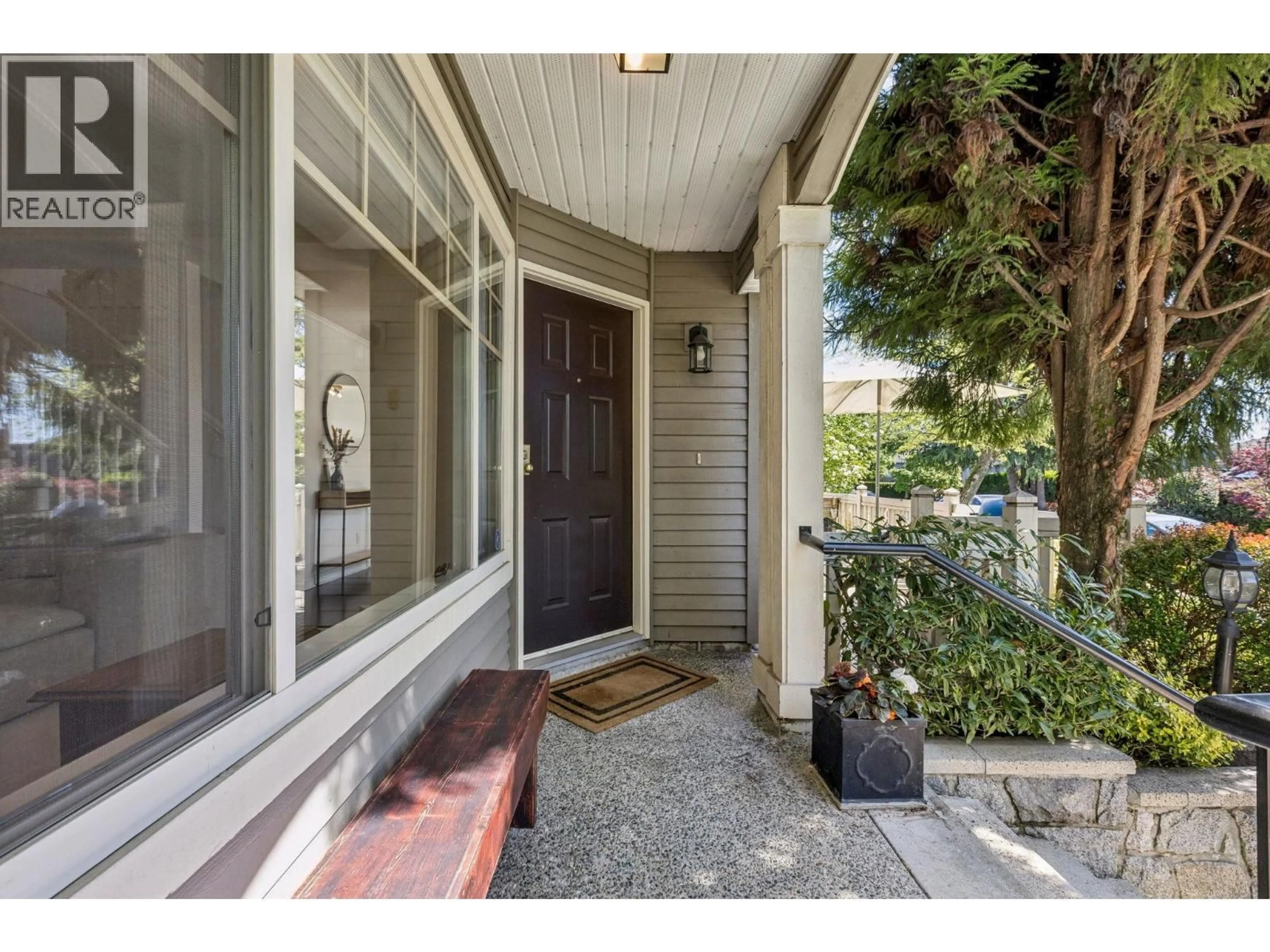 Indoor entryway for 3 - 222 5TH STREET, North Vancouver British Columbia V7L1L7