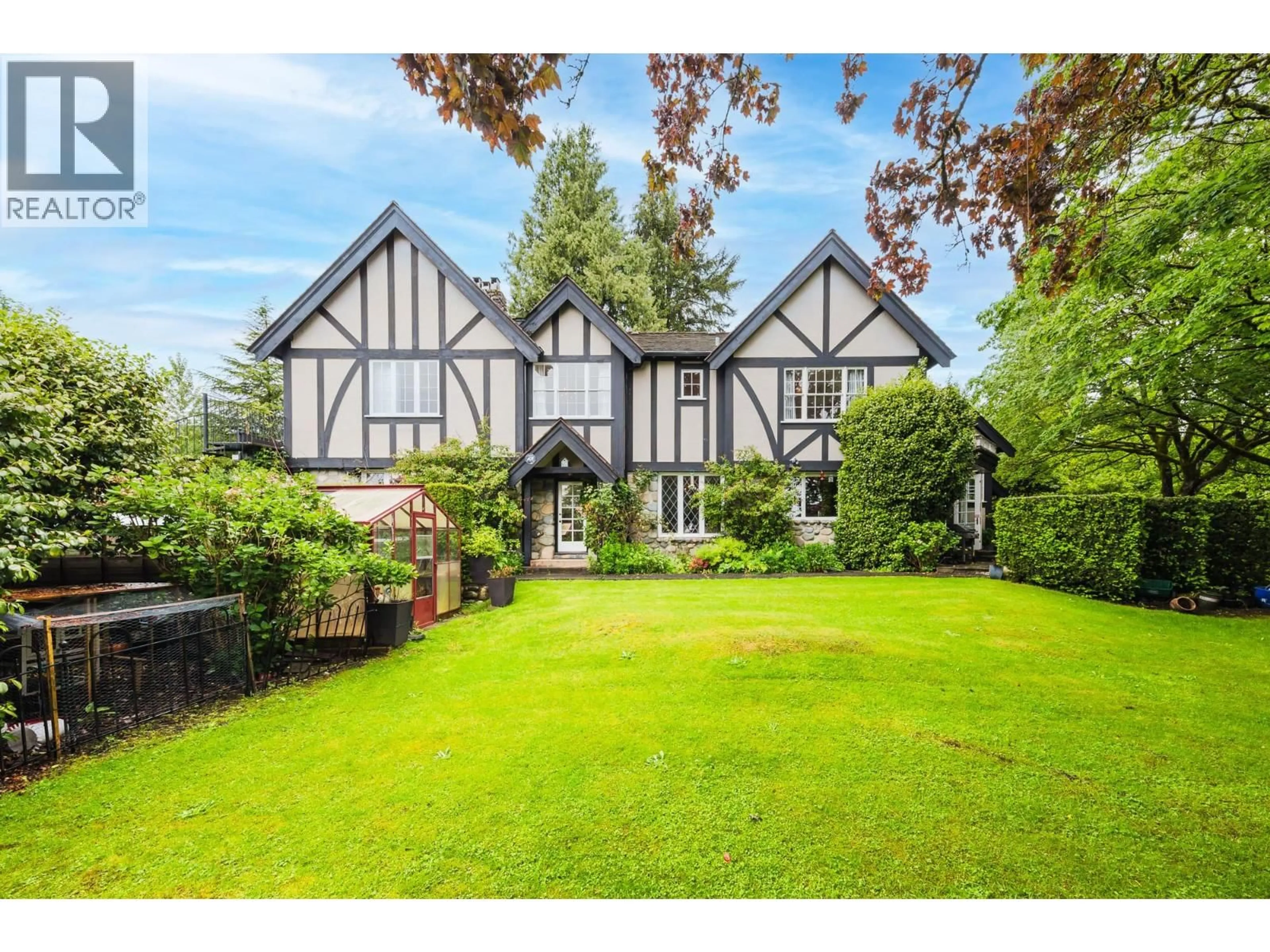 A pic from outside/outdoor area/front of a property/back of a property/a pic from drone, street for 1850 MATHERS AVENUE, West Vancouver British Columbia V7V2G8