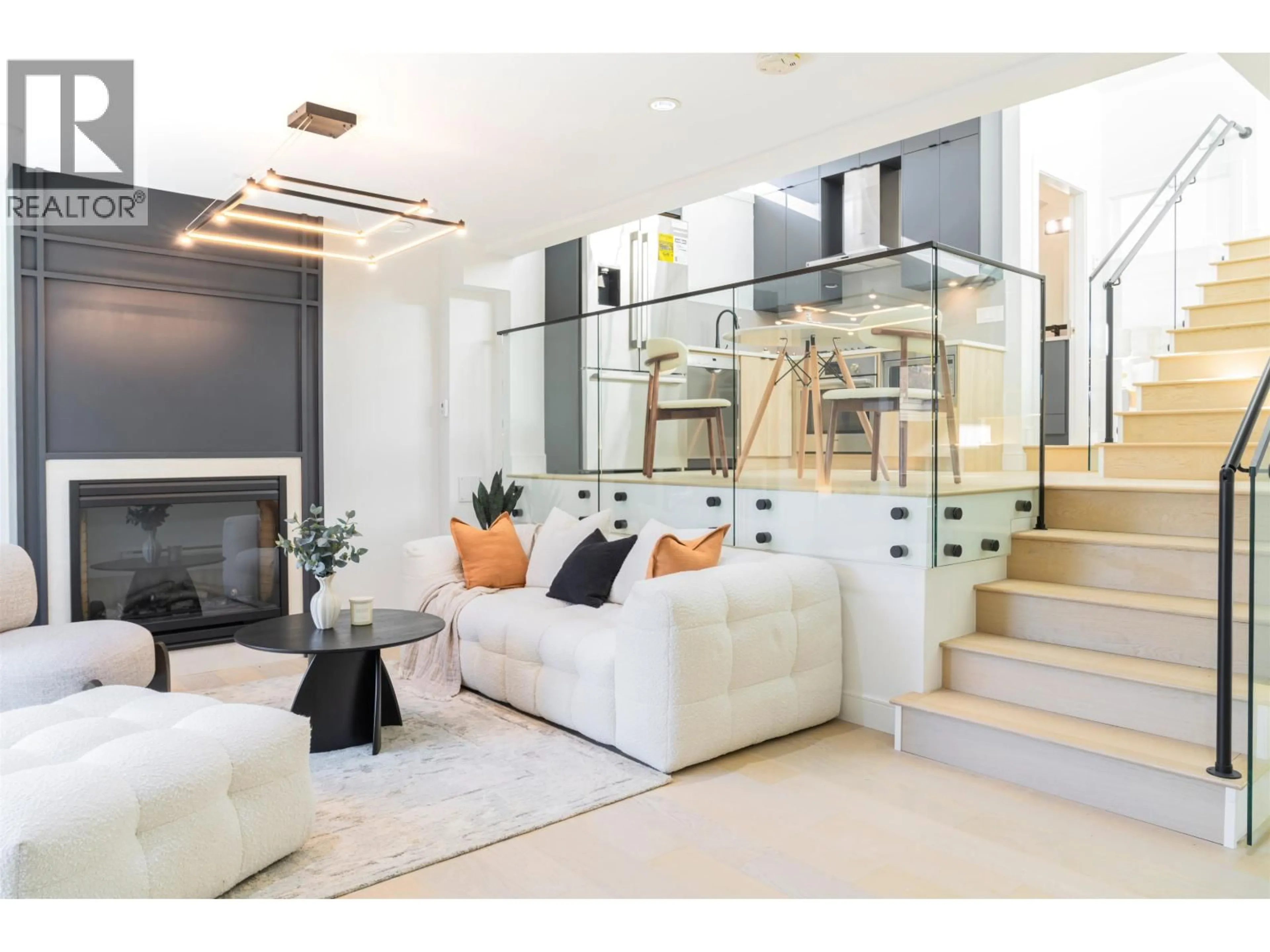 Unknown for 7355 OAK STREET, Vancouver British Columbia V6P1V9