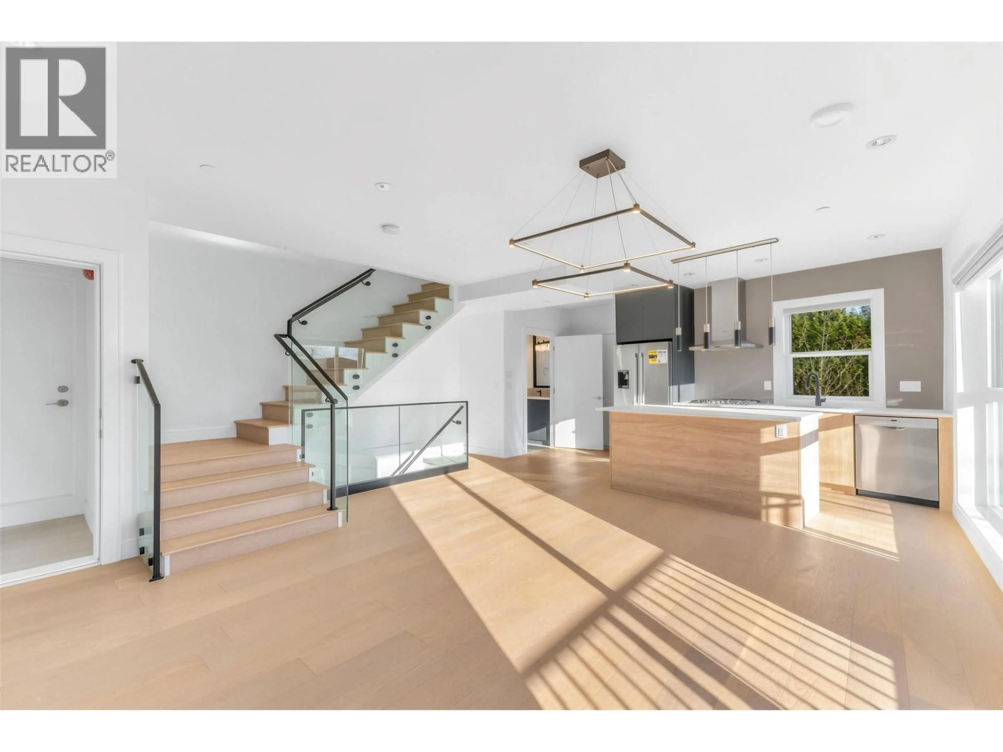 Indoor foyer for 7359 OAK STREET, Vancouver British Columbia V6P1V9
