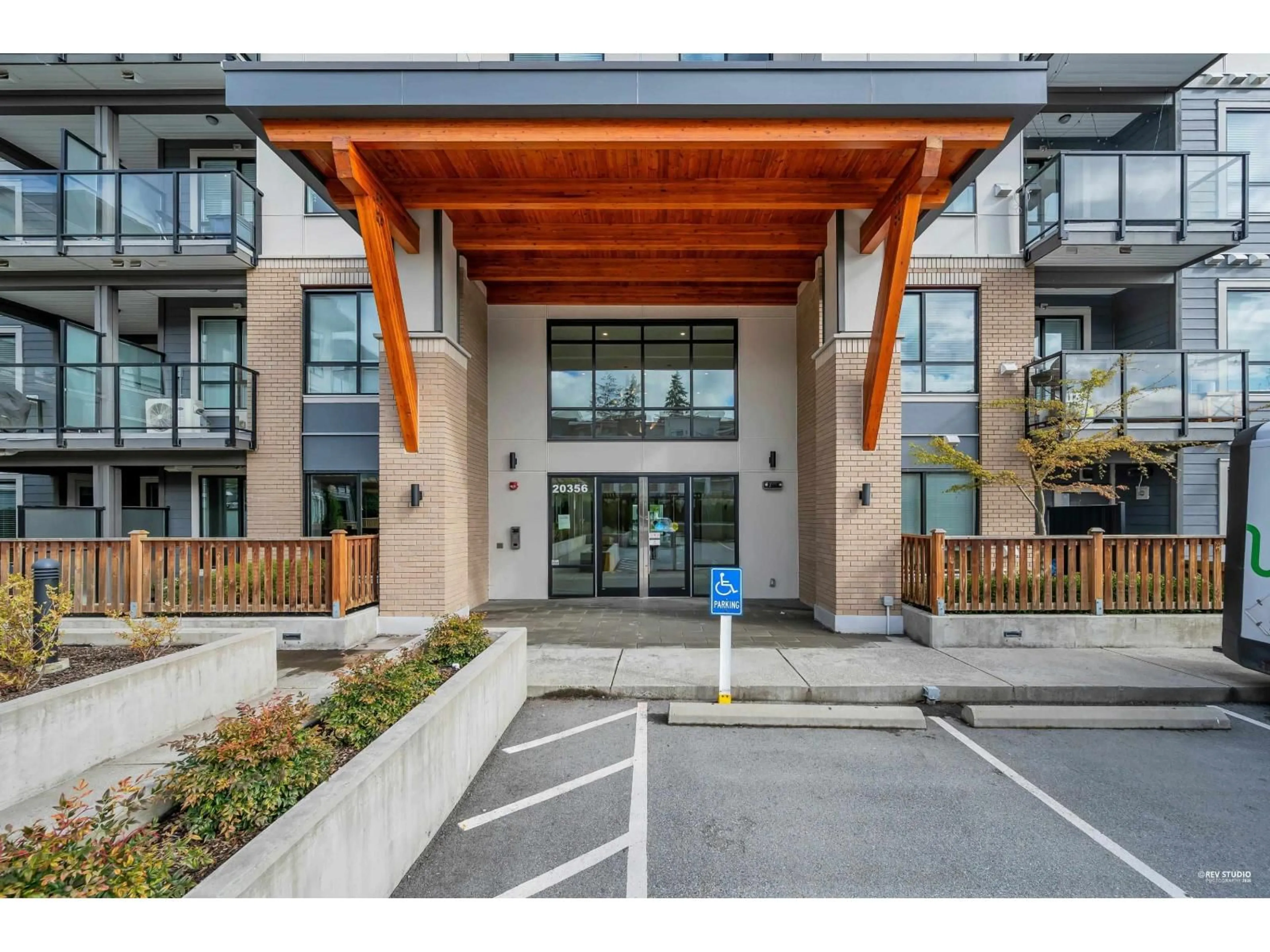 Indoor foyer for 402 - 20356 72B AVENUE, Langley British Columbia V2Y4J9