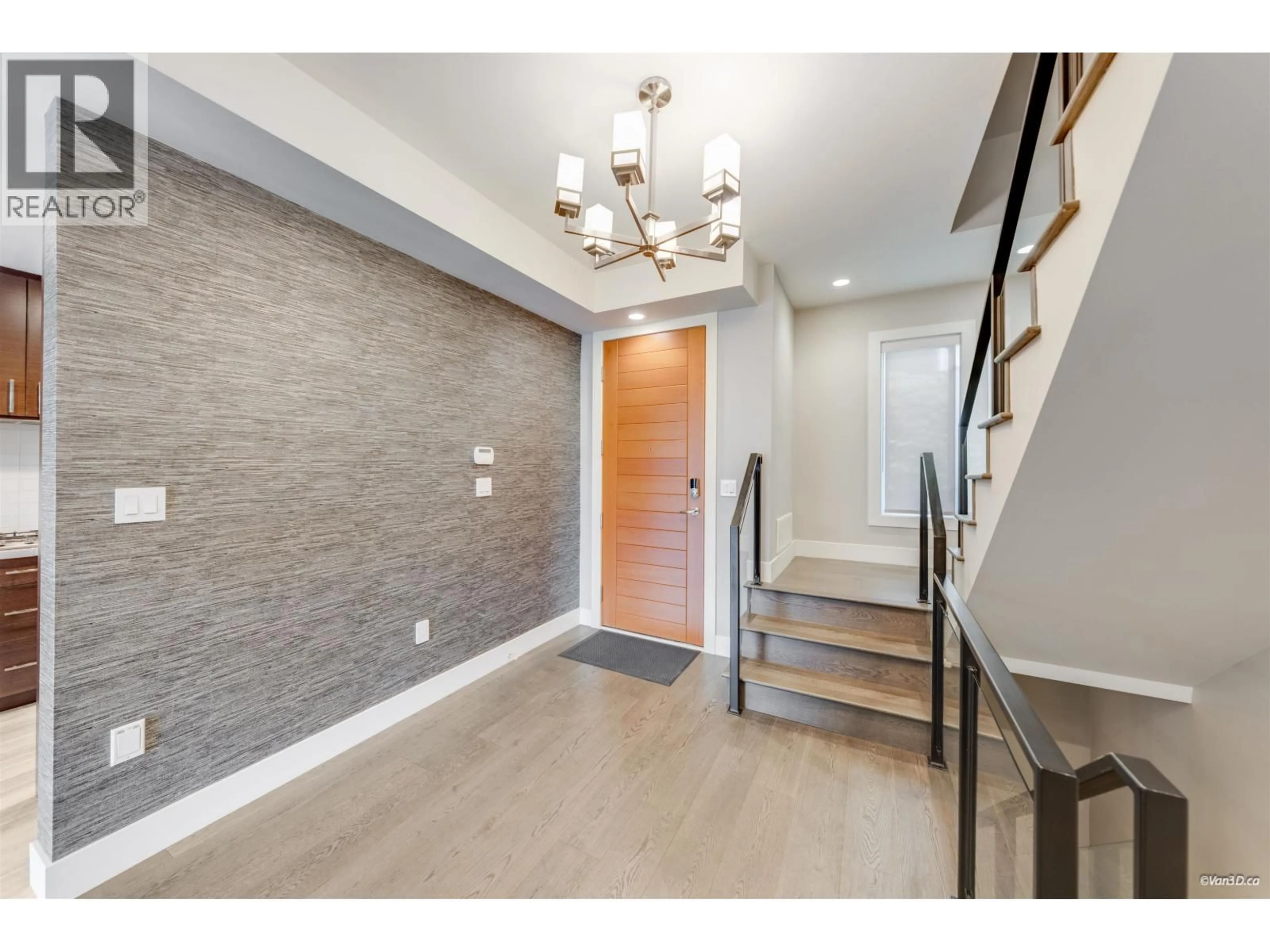 Indoor entryway for 453 13TH STREET, West Vancouver British Columbia V7T2N7