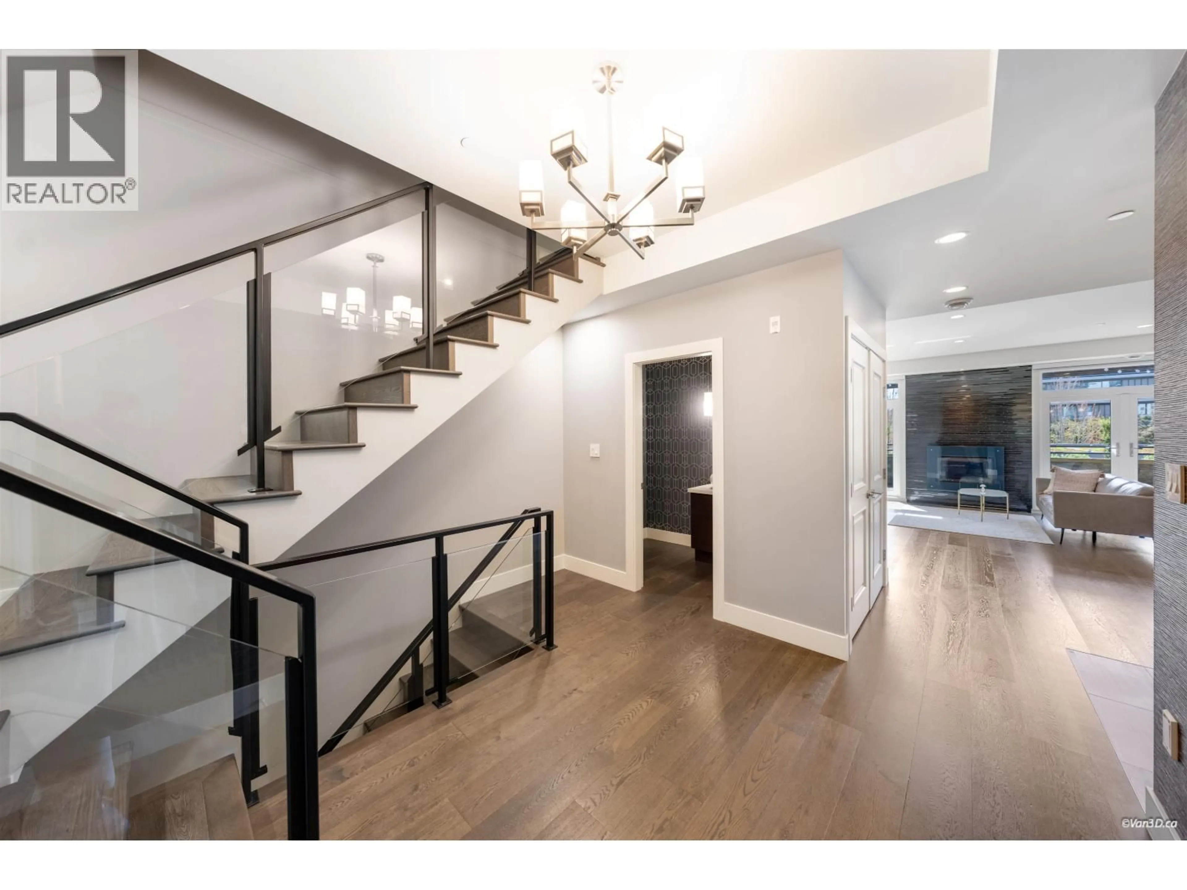 Indoor entryway for 453 13TH STREET, West Vancouver British Columbia V7T2N7