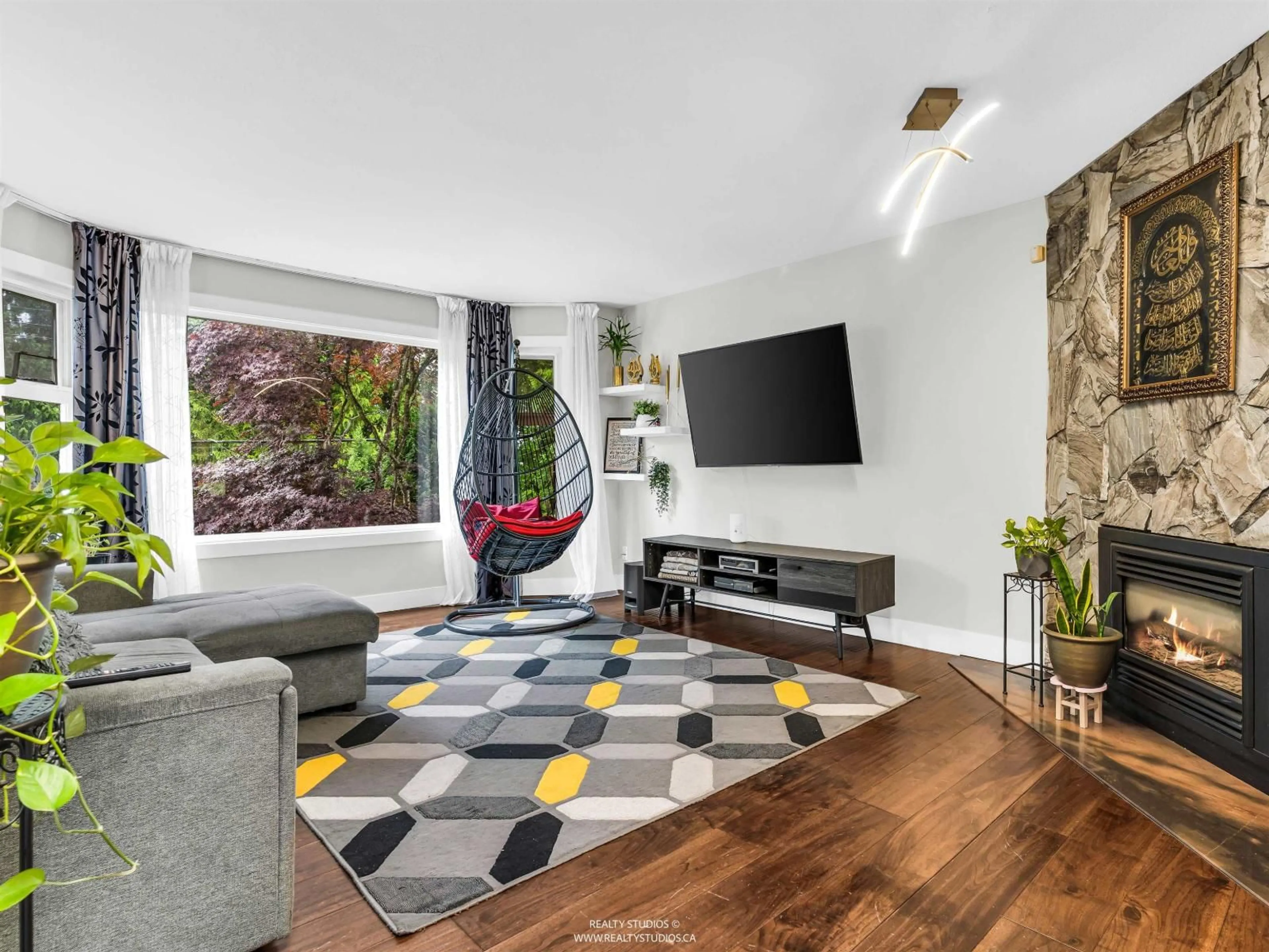 Living room with furniture, unknown for 14686 ST. ANDREWS DRIVE, Surrey British Columbia V3R5V4