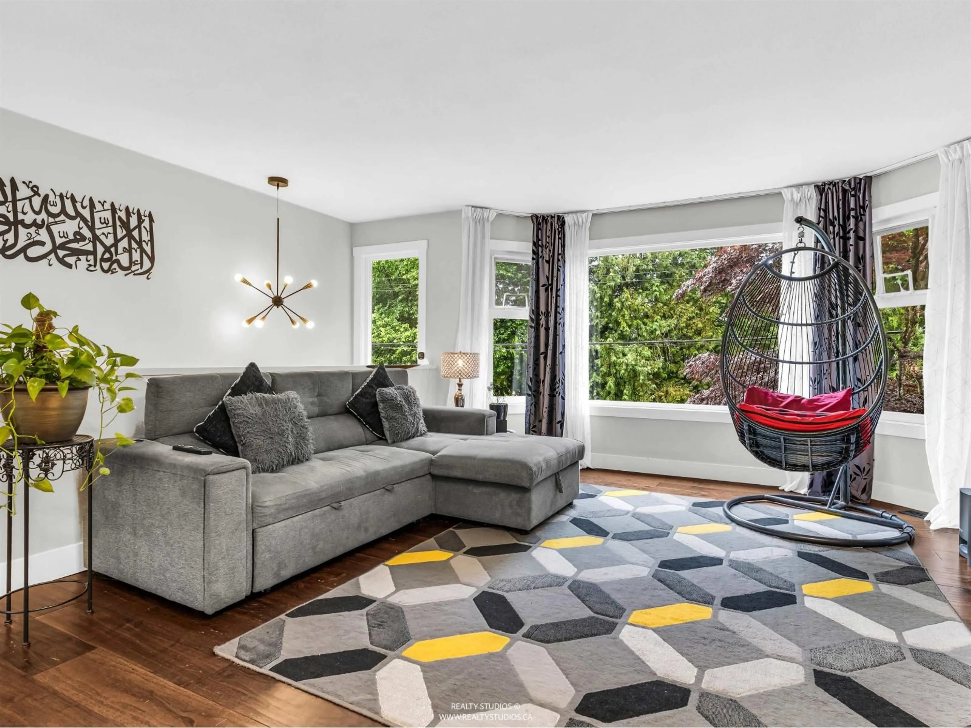 Living room with furniture, unknown for 14686 ST. ANDREWS DRIVE, Surrey British Columbia V3R5V4