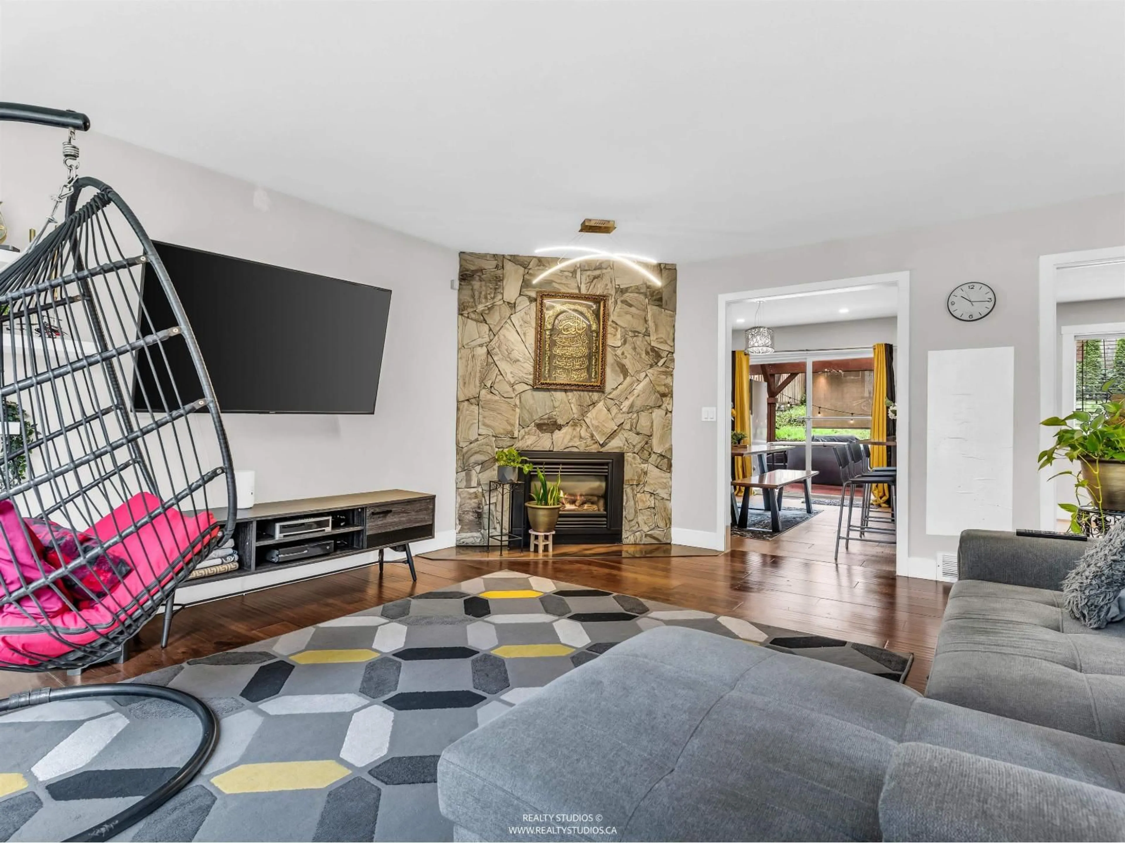 Living room with furniture, unknown for 14686 ST. ANDREWS DRIVE, Surrey British Columbia V3R5V4