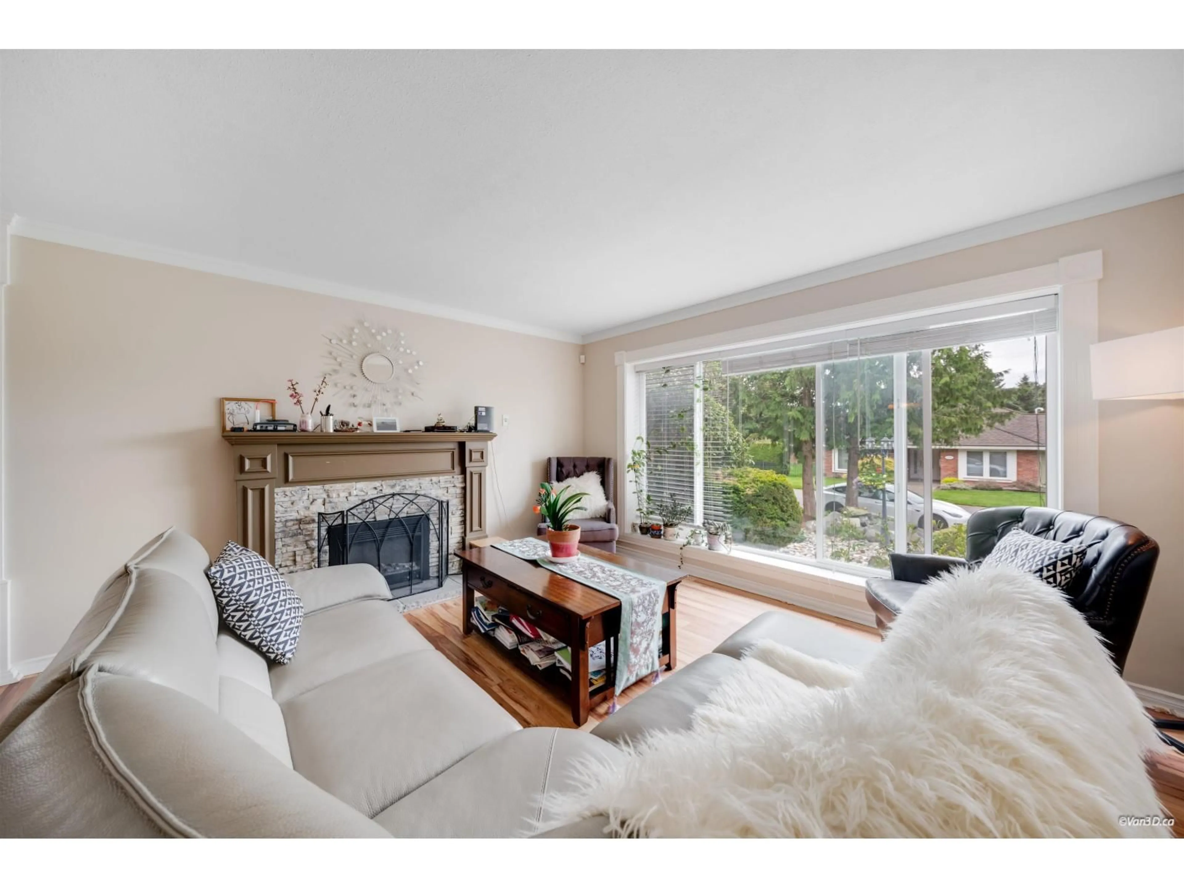 Living room with furniture, wood/laminate floor for 15023 21B AVENUE, Surrey British Columbia V4A8Z8