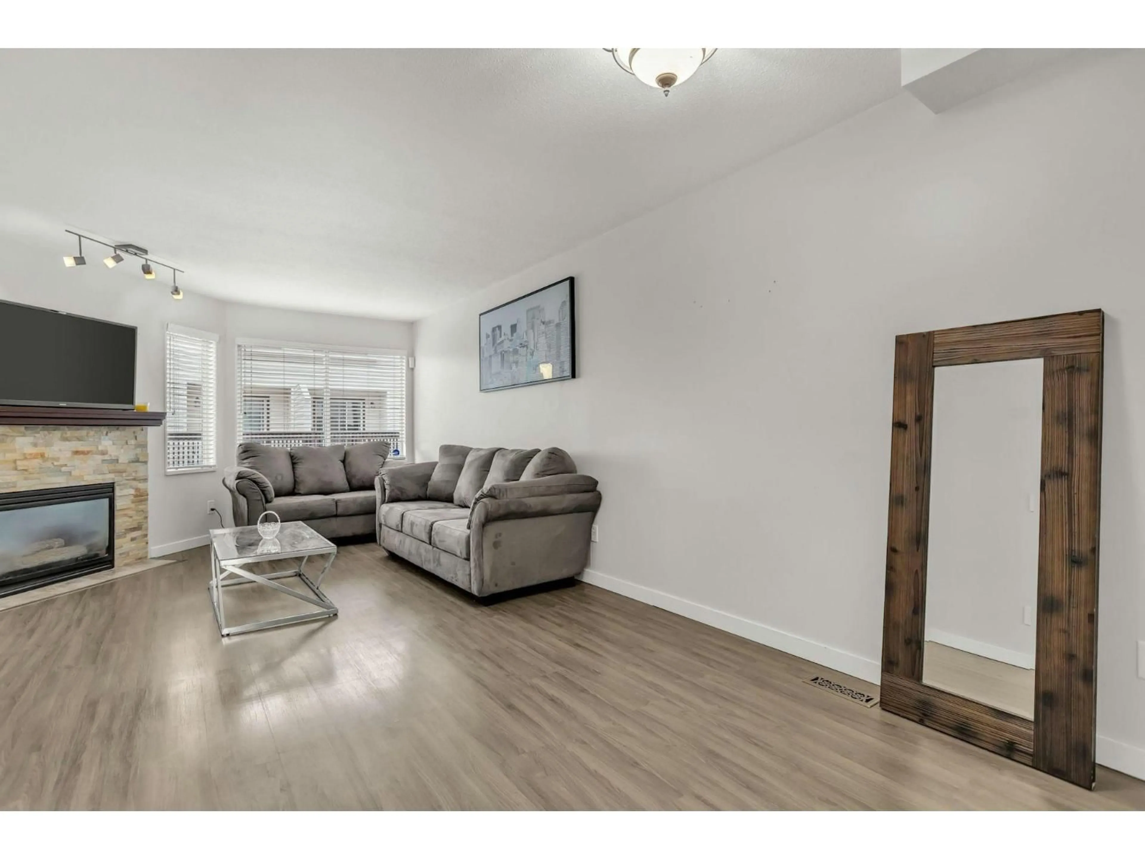 Living room with furniture, wood/laminate floor for 27 - 45740 THOMAS ROAD, Chilliwack British Columbia V2R3V9
