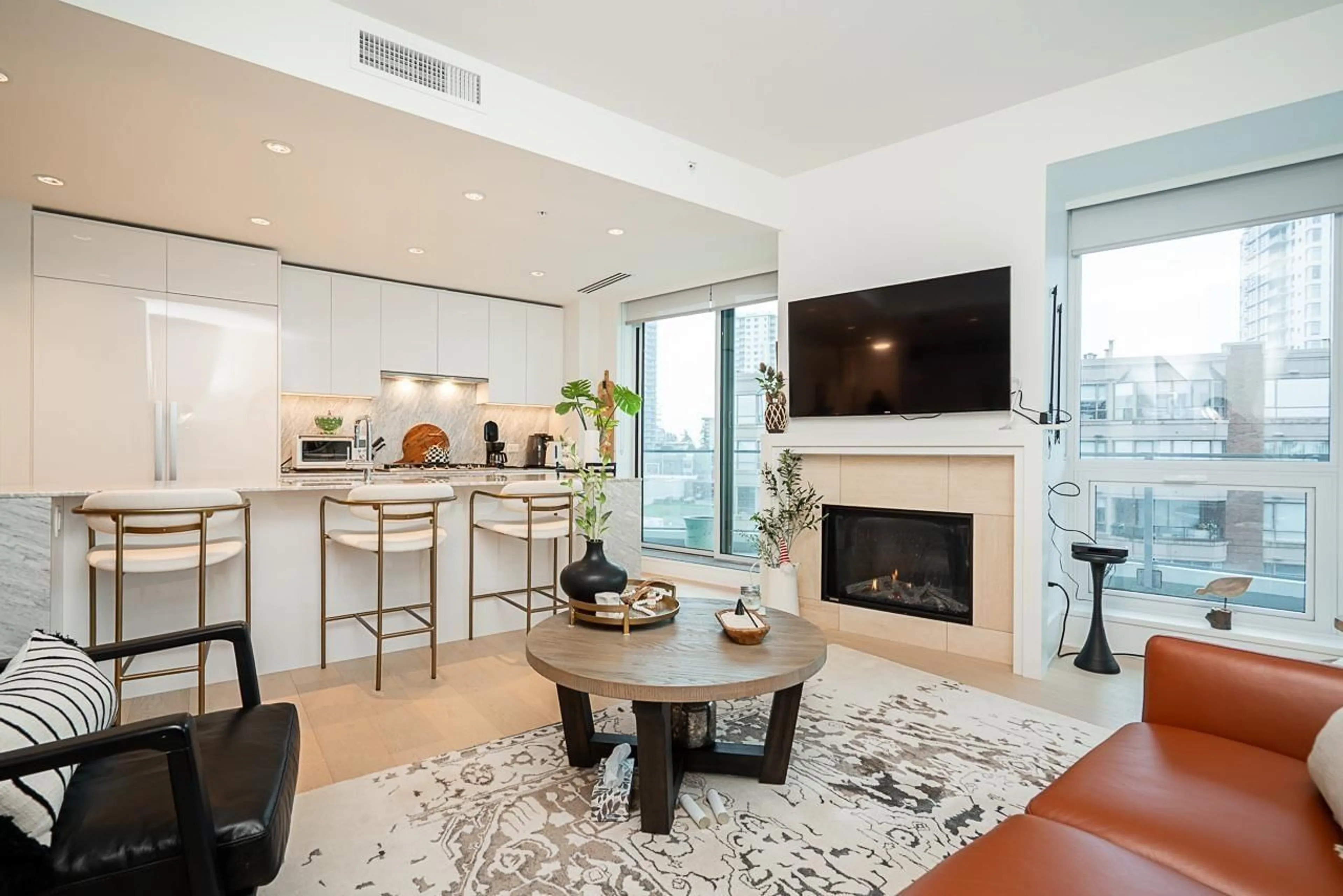 Living room with furniture, ceramic/tile floor for 602 - 1501 FOSTER STREET, White Rock British Columbia V4B0C3