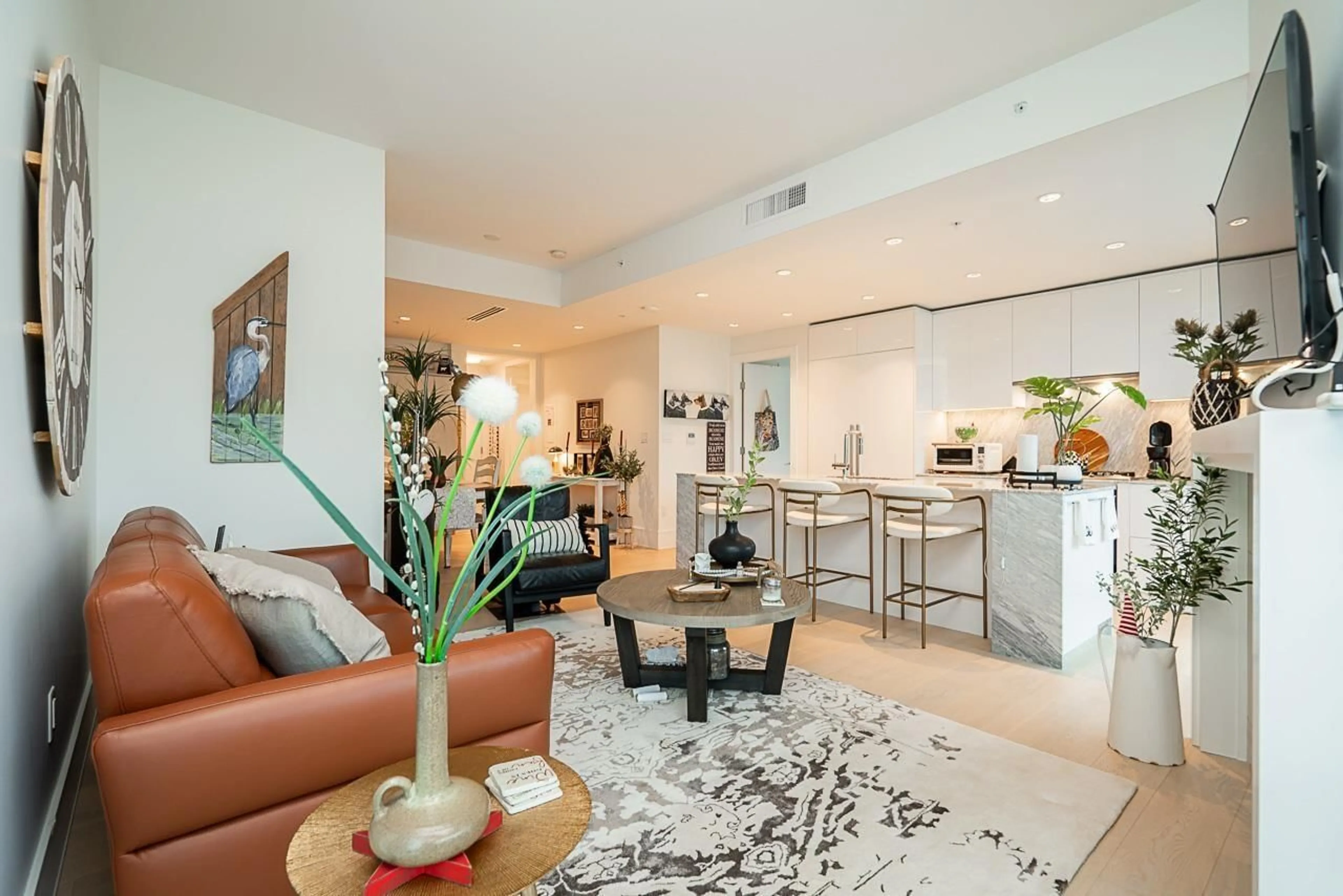 Living room with furniture, ceramic/tile floor for 602 - 1501 FOSTER STREET, White Rock British Columbia V4B0C3