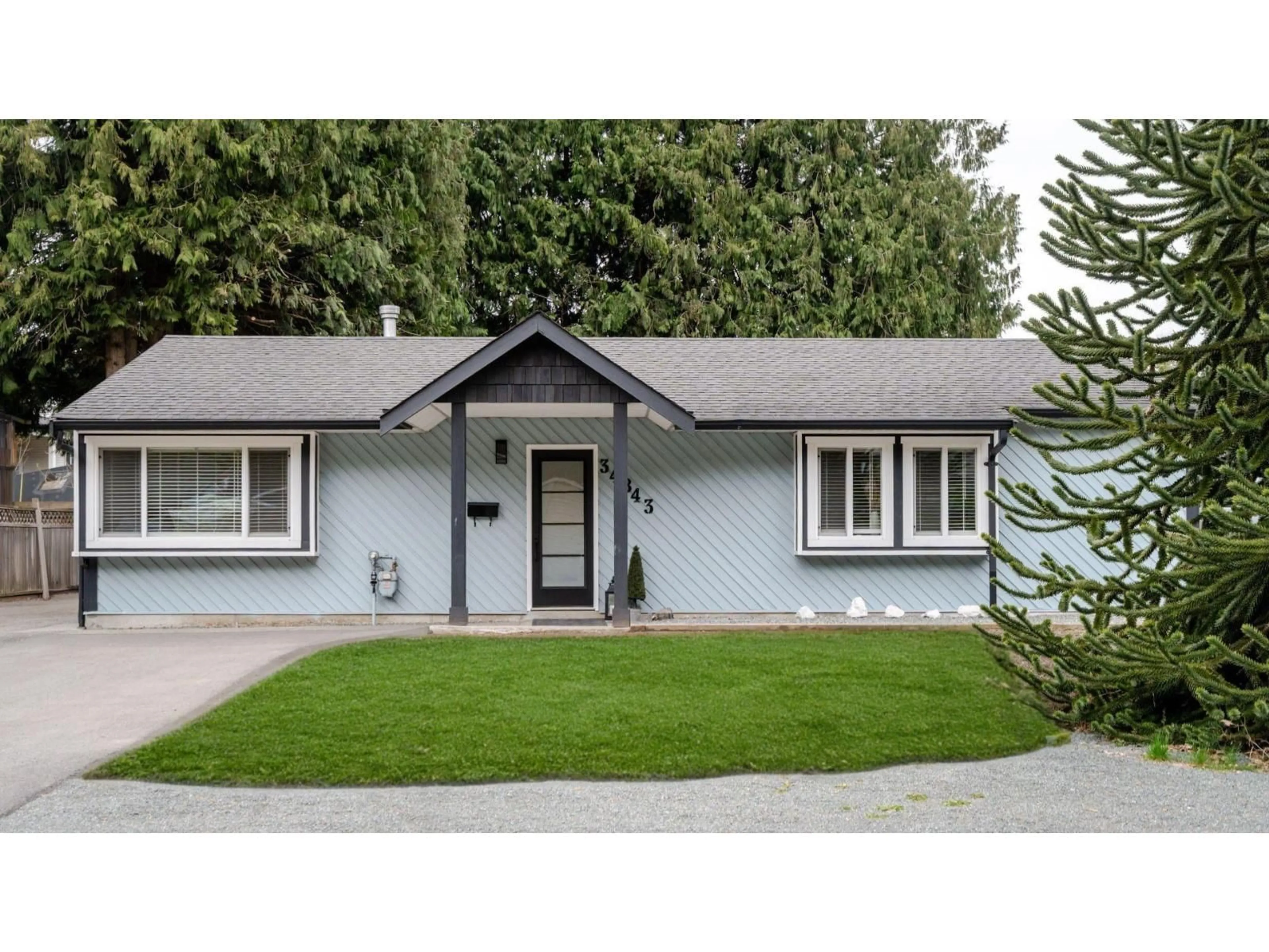 Home with vinyl exterior material, street for 34843 LABURNUM AVENUE, Abbotsford British Columbia V2S5J3