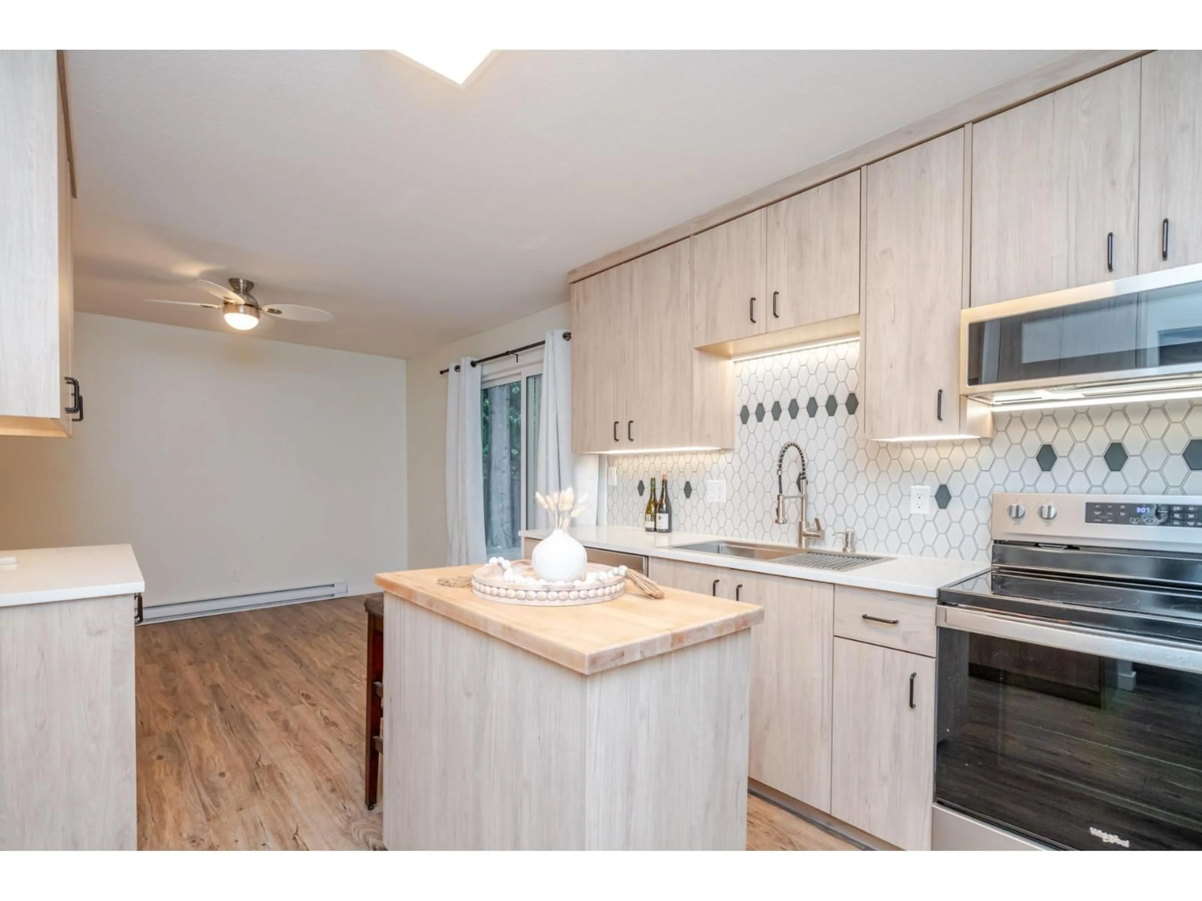 Standard kitchen, wood/laminate floor for 34843 LABURNUM AVENUE, Abbotsford British Columbia V2S5J3