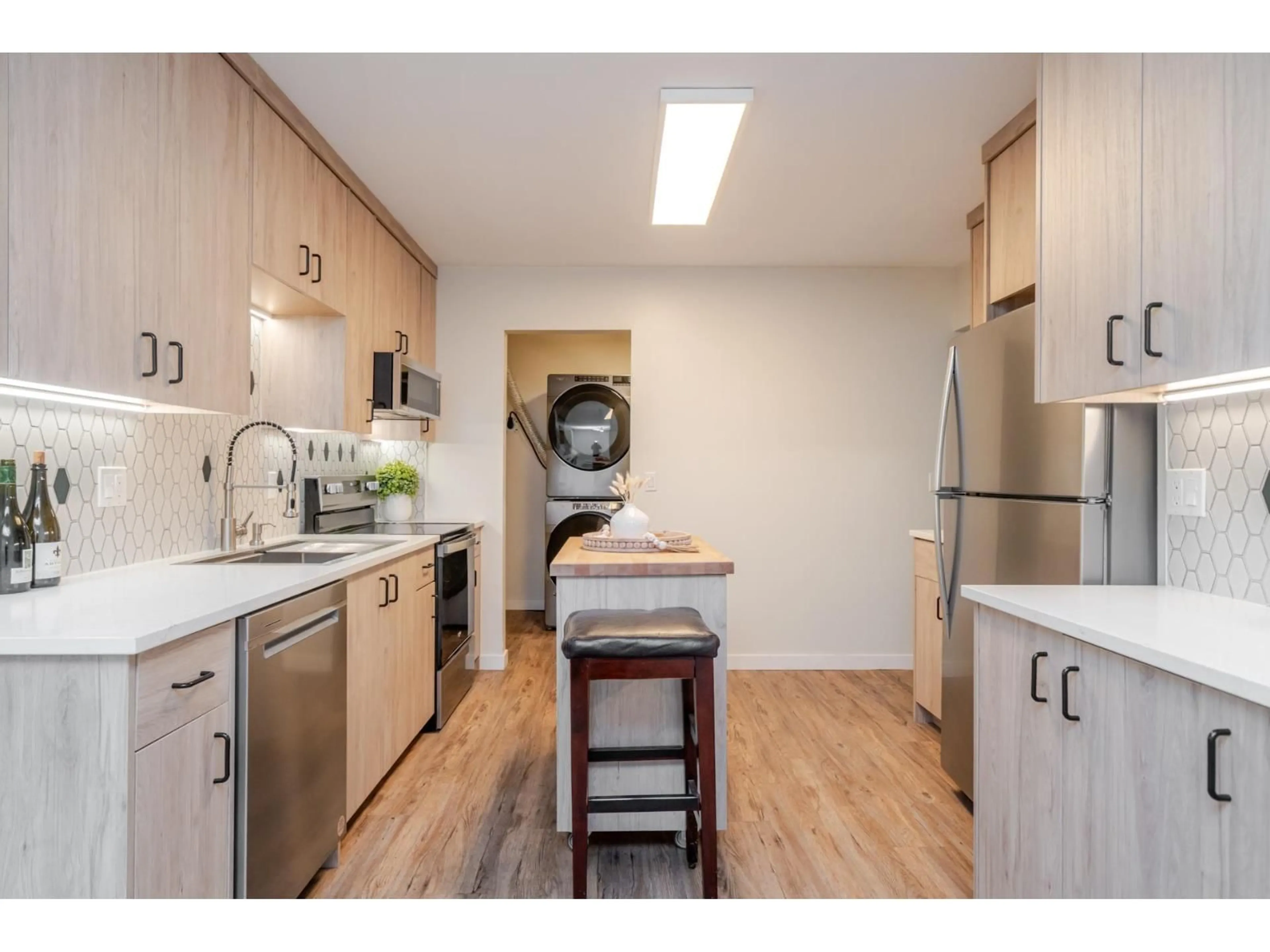 Standard kitchen, wood/laminate floor for 34843 LABURNUM AVENUE, Abbotsford British Columbia V2S5J3