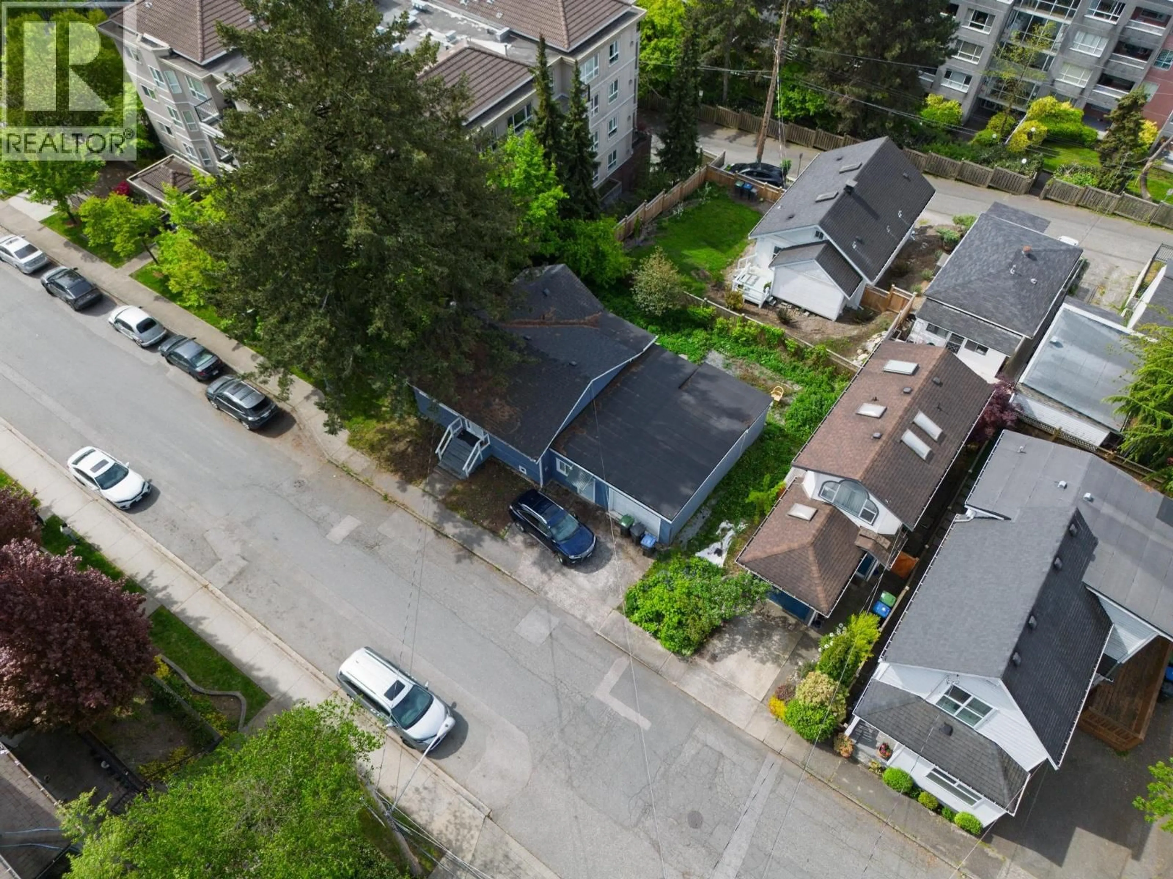 A pic from outside/outdoor area/front of a property/back of a property/a pic from drone, street for 212 MOWAT STREET, New Westminster British Columbia V3M4B2