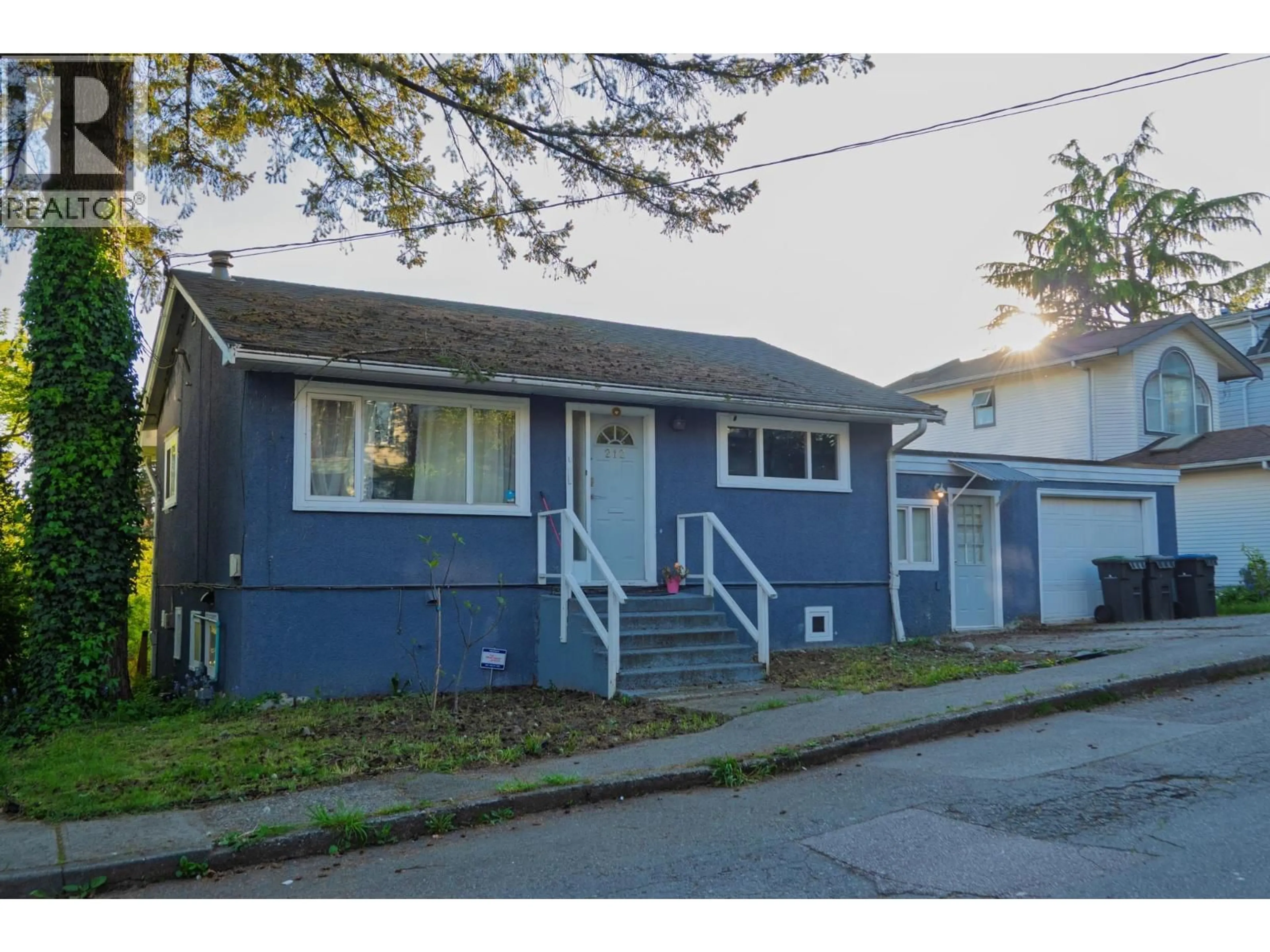 Home with vinyl exterior material, street for 212 MOWAT STREET, New Westminster British Columbia V3M4B2