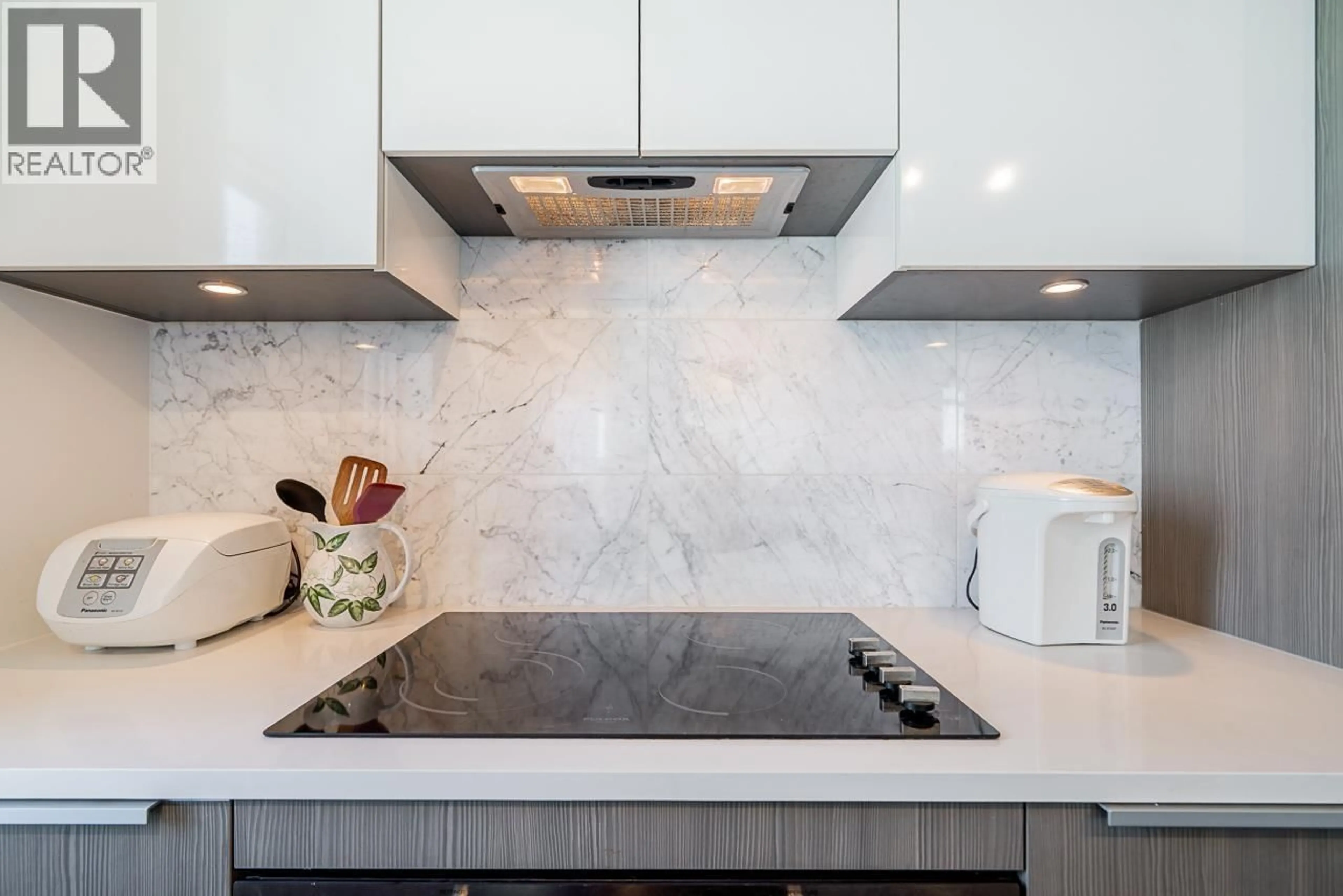 Contemporary kitchen, ceramic/tile floor for 1009 - 6461 TELFORD AVENUE, Burnaby British Columbia V5H0B7