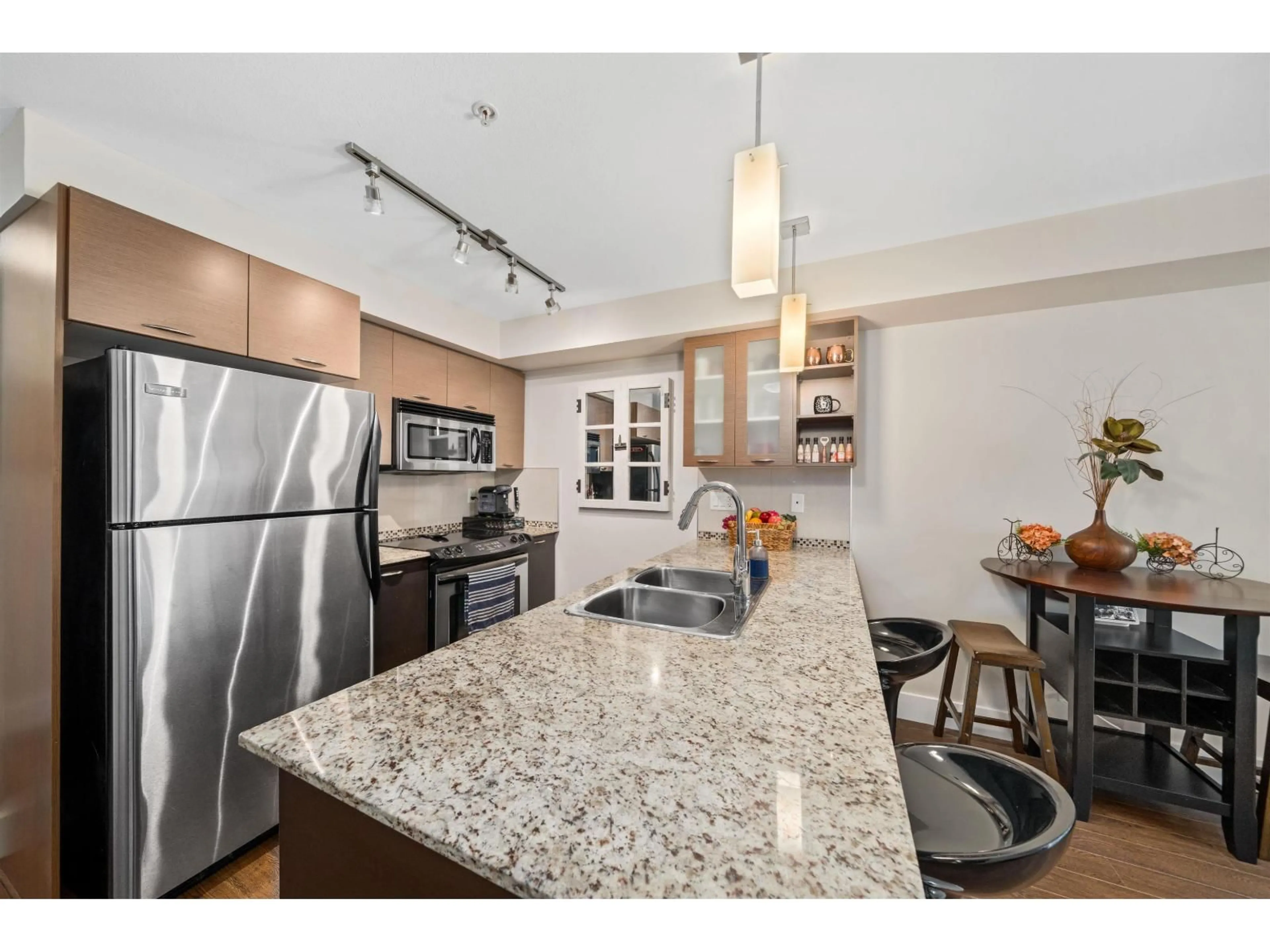 Open concept kitchen, unknown for 327 - 2233 MCKENZIE ROAD, Abbotsford British Columbia V2S4A1