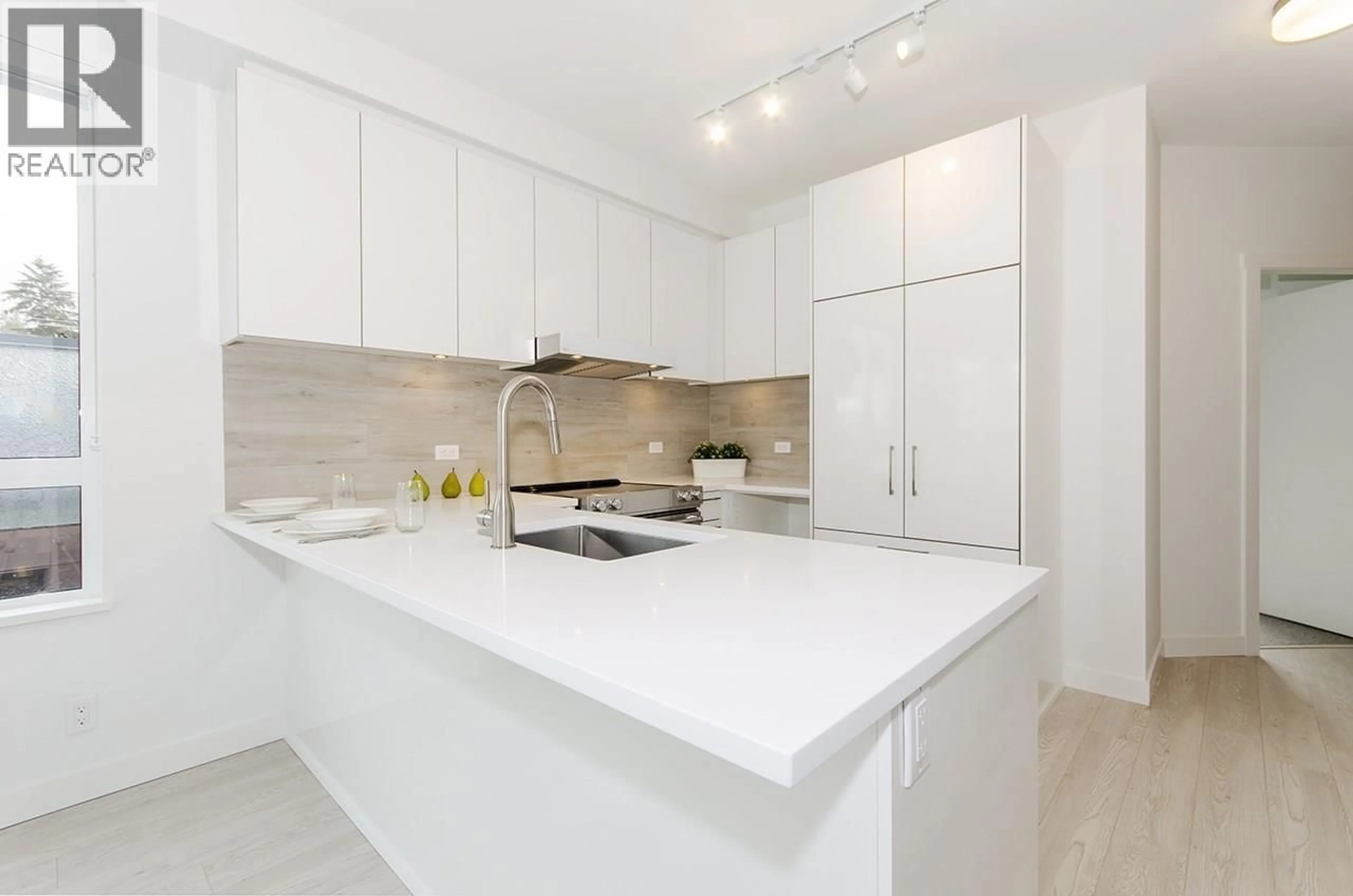 Open concept kitchen, unknown for 315 - 711 14TH STREET, North Vancouver British Columbia V7M3E8