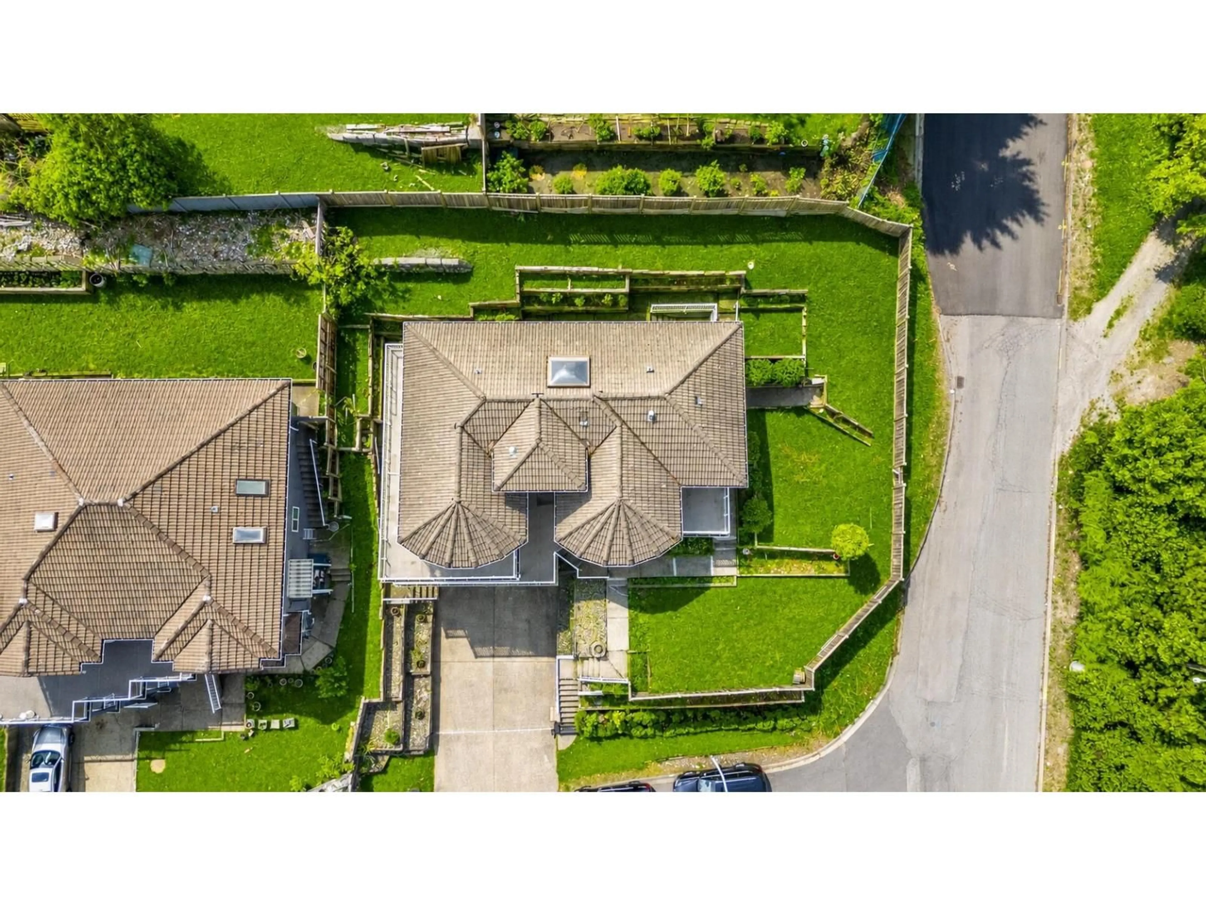 A pic from outside/outdoor area/front of a property/back of a property/a pic from drone, street for 12110 101B AVENUE, Surrey British Columbia V3V7X6