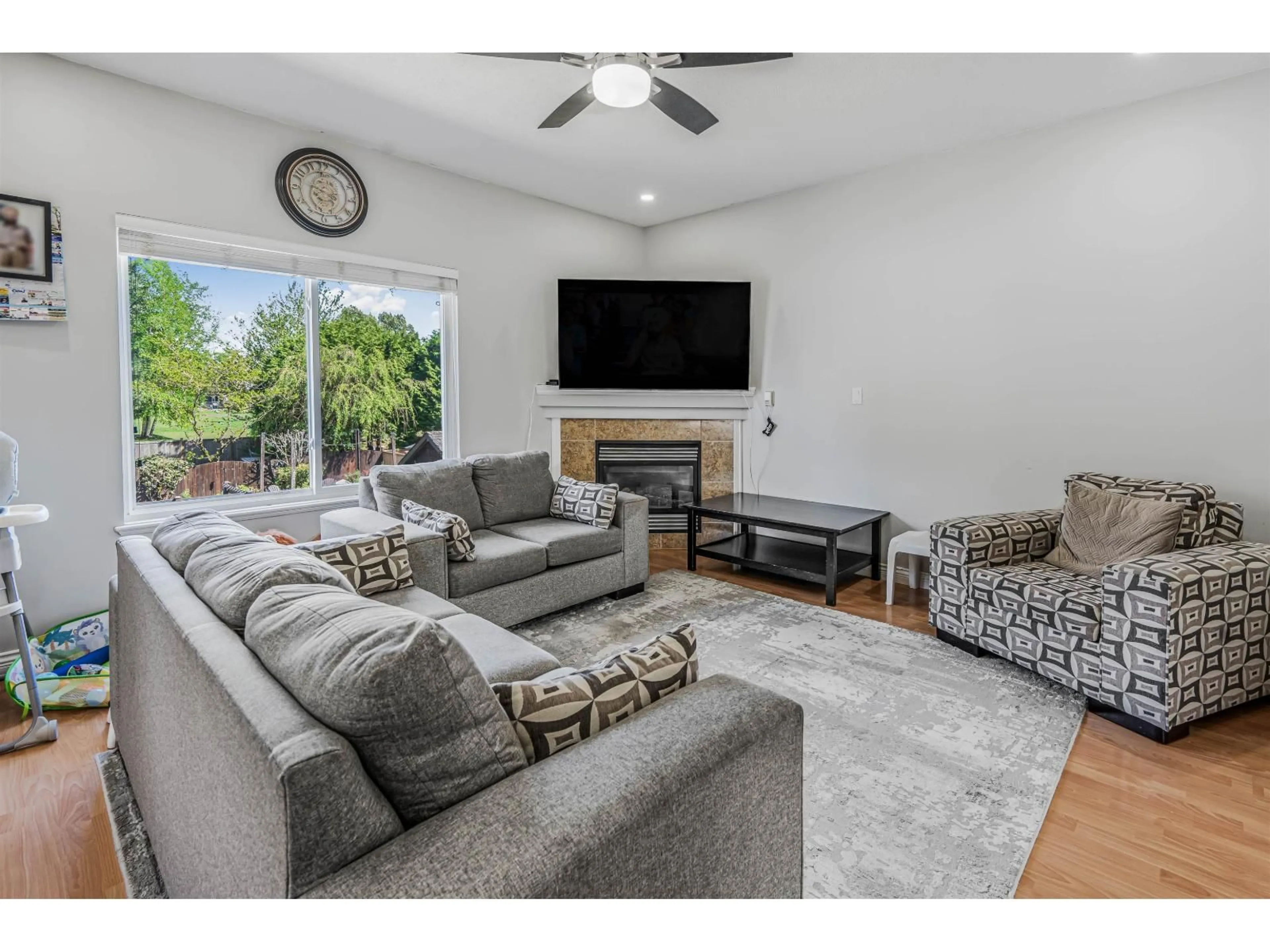 Living room with furniture, unknown for 8530 FENNELL STREET, Mission British Columbia V4S1M2