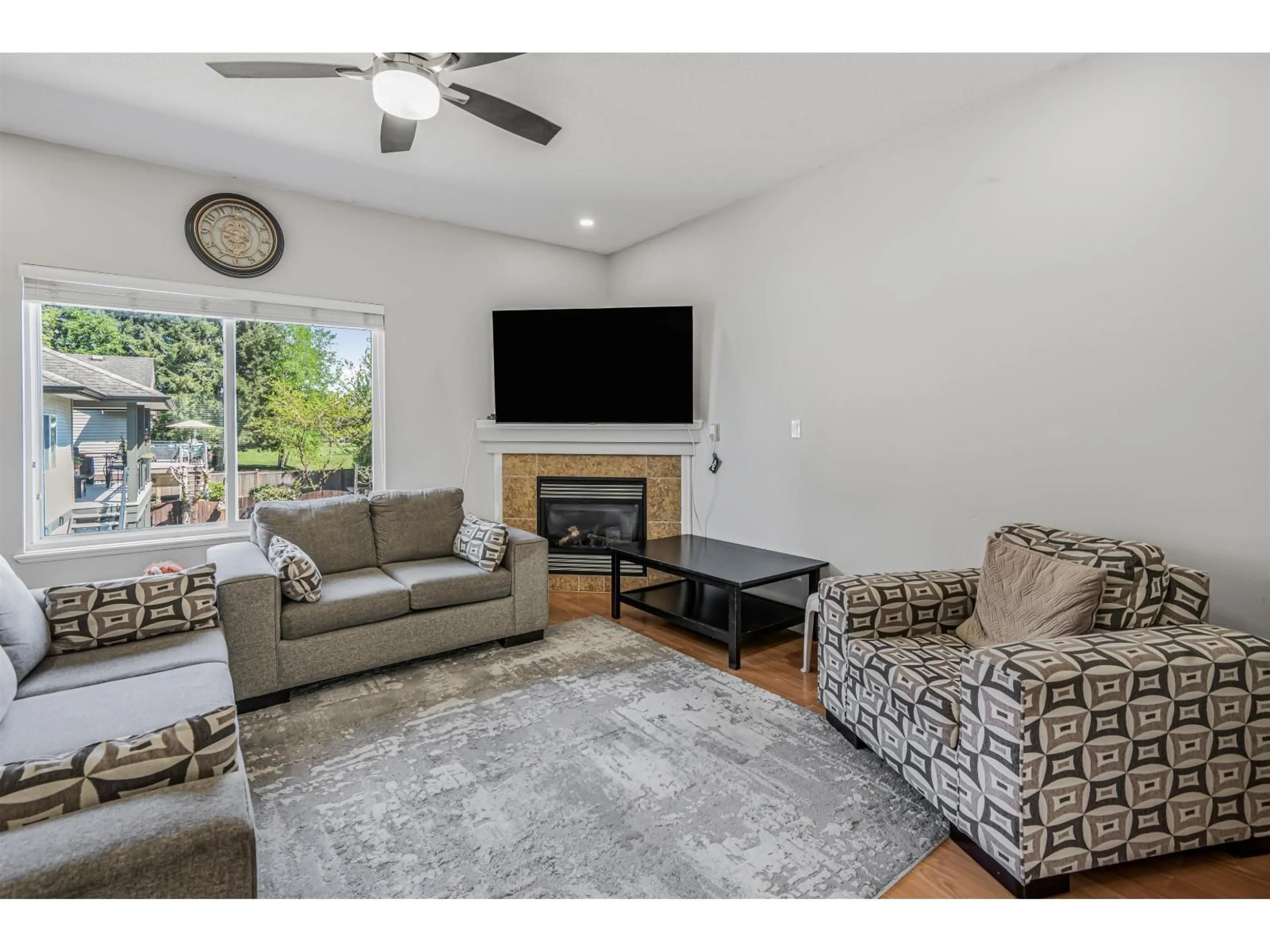 Living room with furniture, unknown for 8530 FENNELL STREET, Mission British Columbia V4S1M2