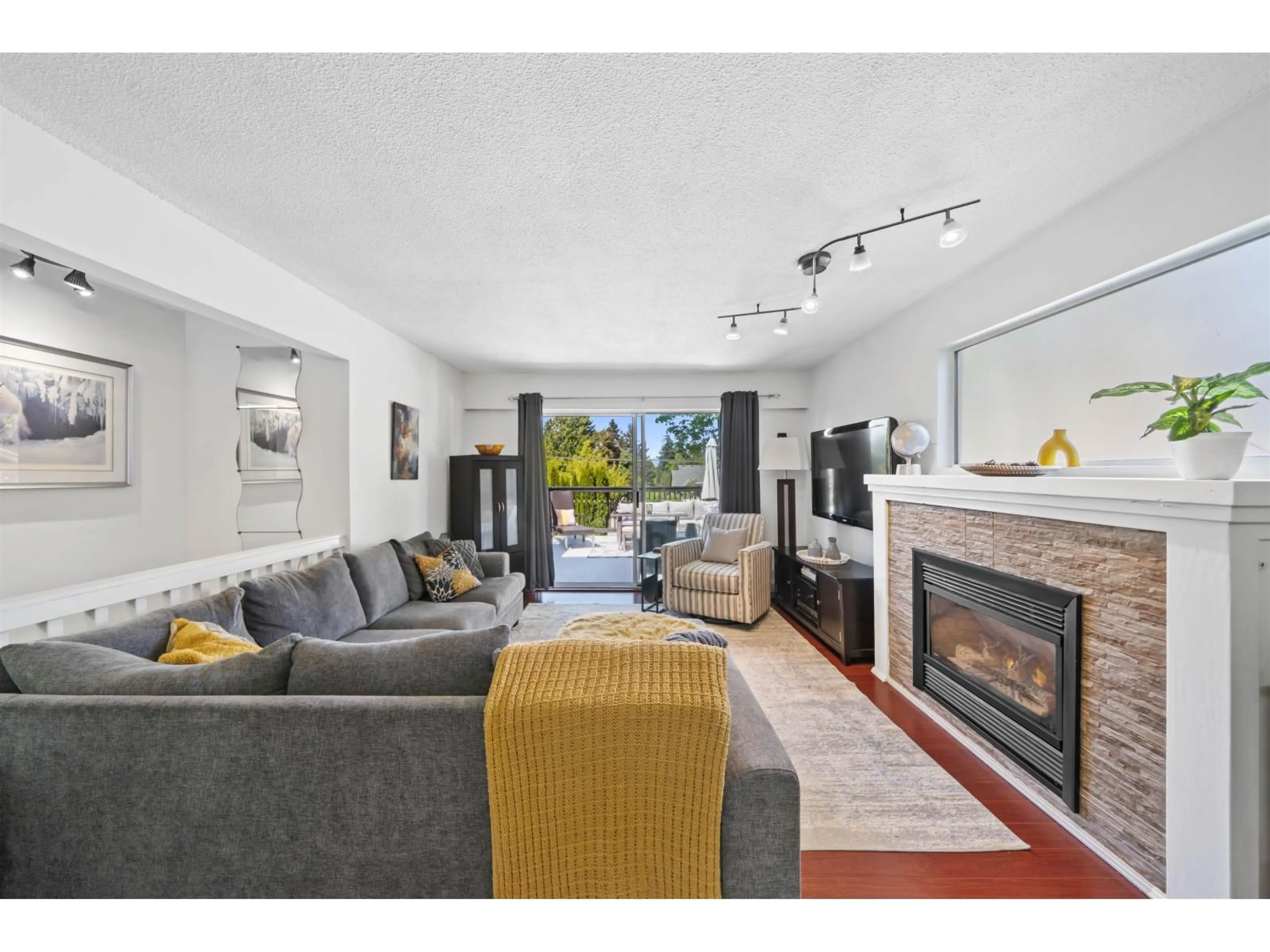 Living room with furniture, unknown for 11730 97 AVENUE, Surrey British Columbia V3V2B8