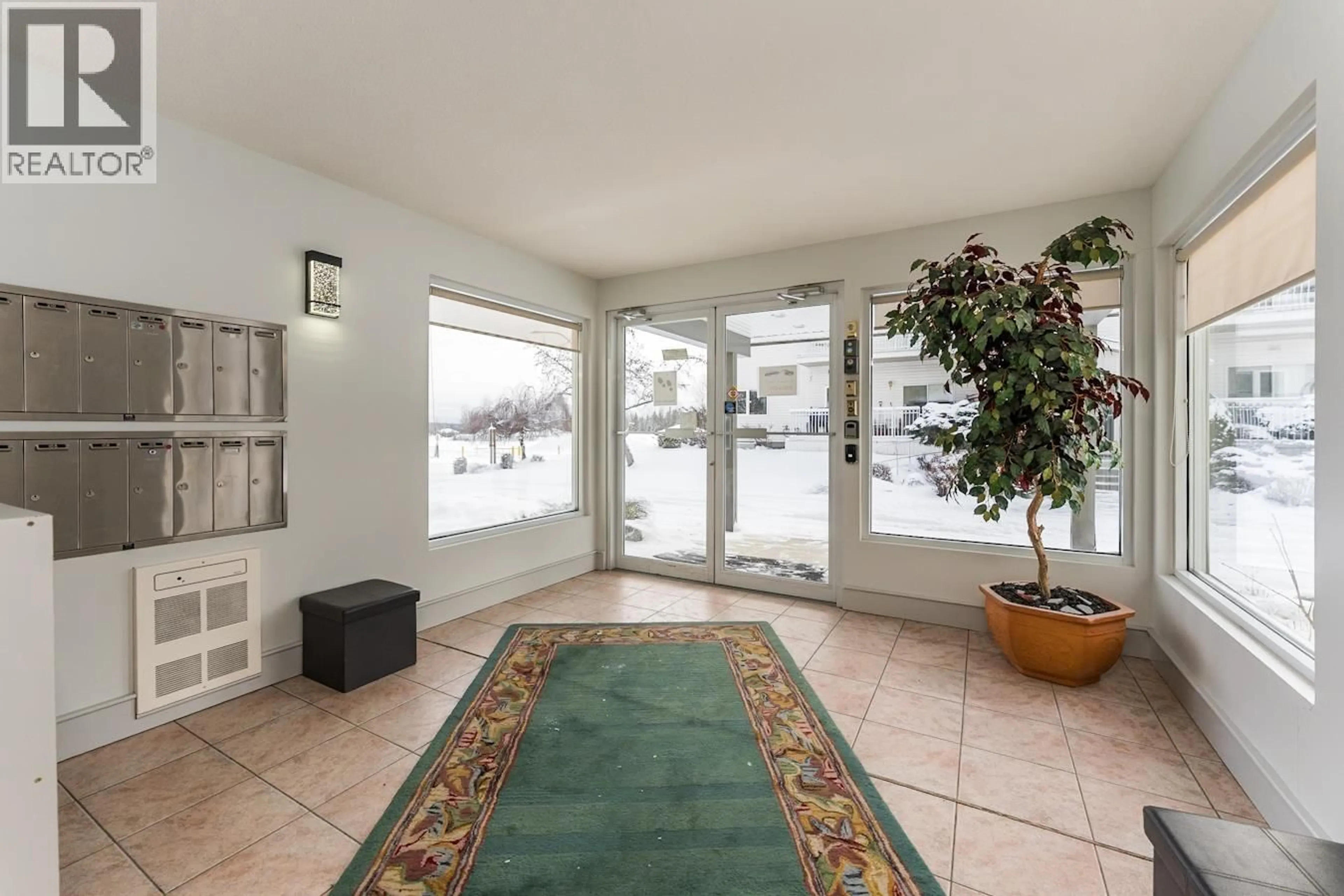 Indoor foyer for 101 - 7215 SOUTHRIDGE AVENUE, Prince George British Columbia V2N4Z3