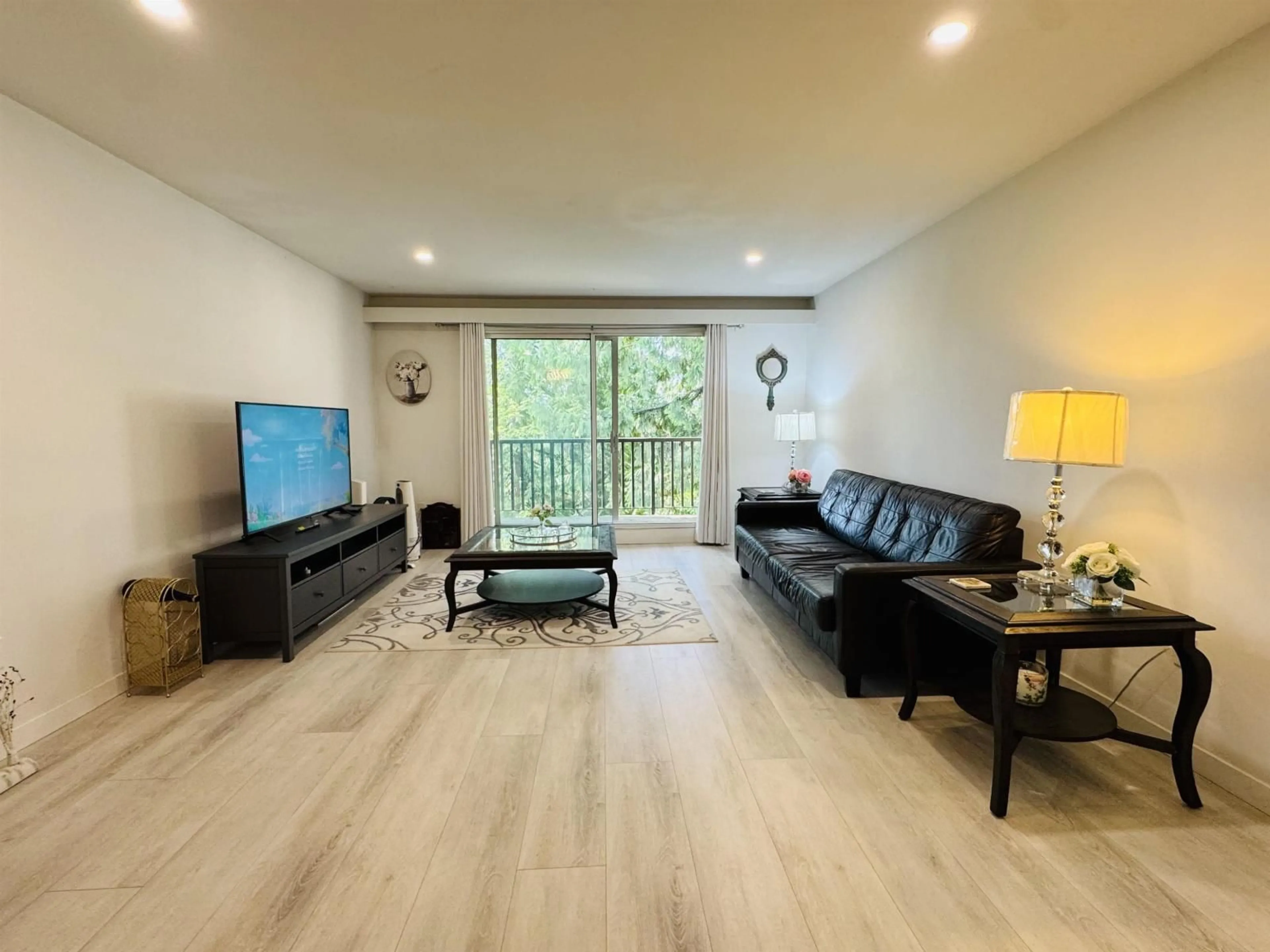 Living room with furniture, wood/laminate floor for 307 - 15268 100 AVENUE, Surrey British Columbia V3R7V1