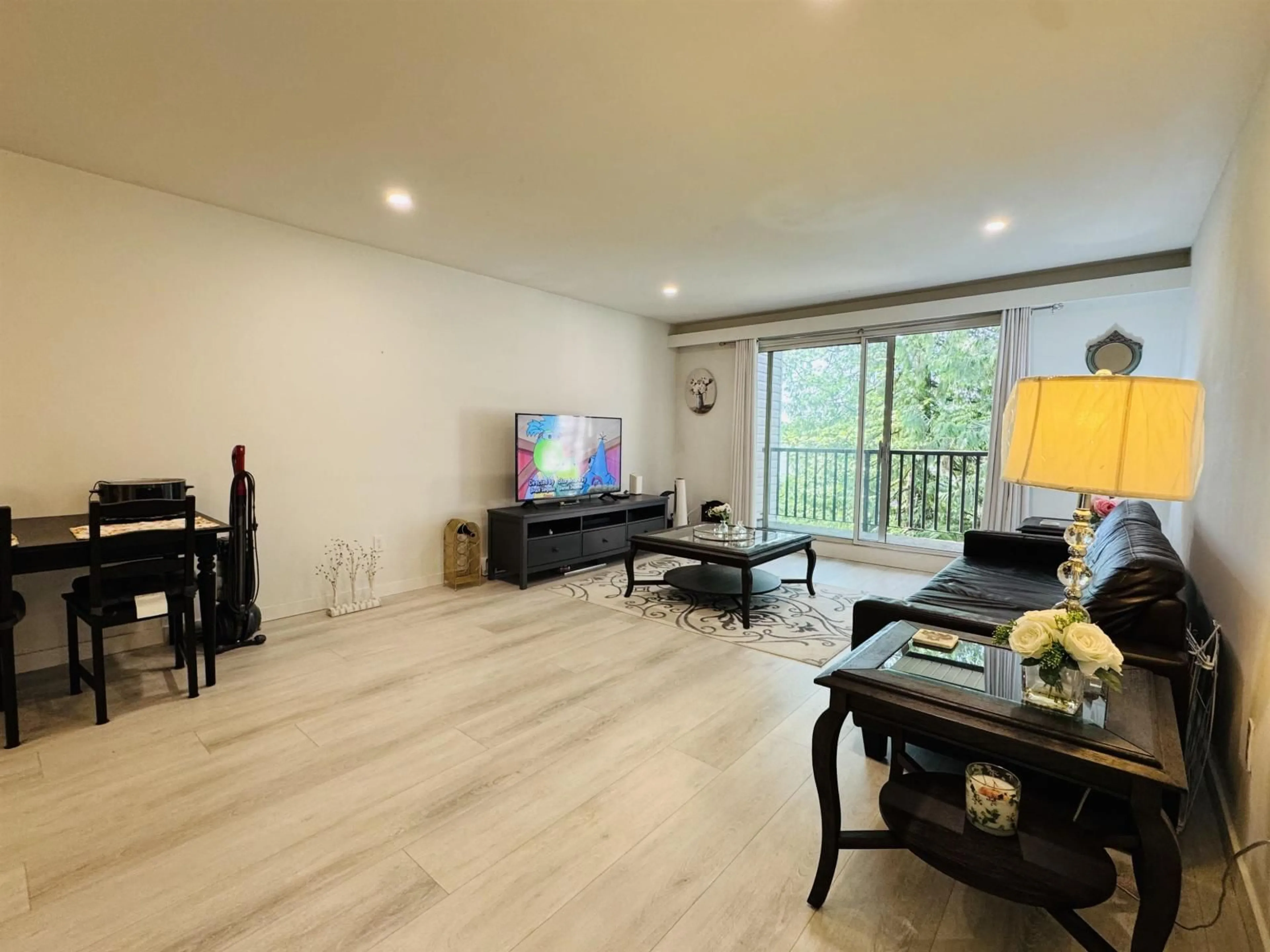 A pic of a room for 307 - 15268 100 AVENUE, Surrey British Columbia V3R7V1