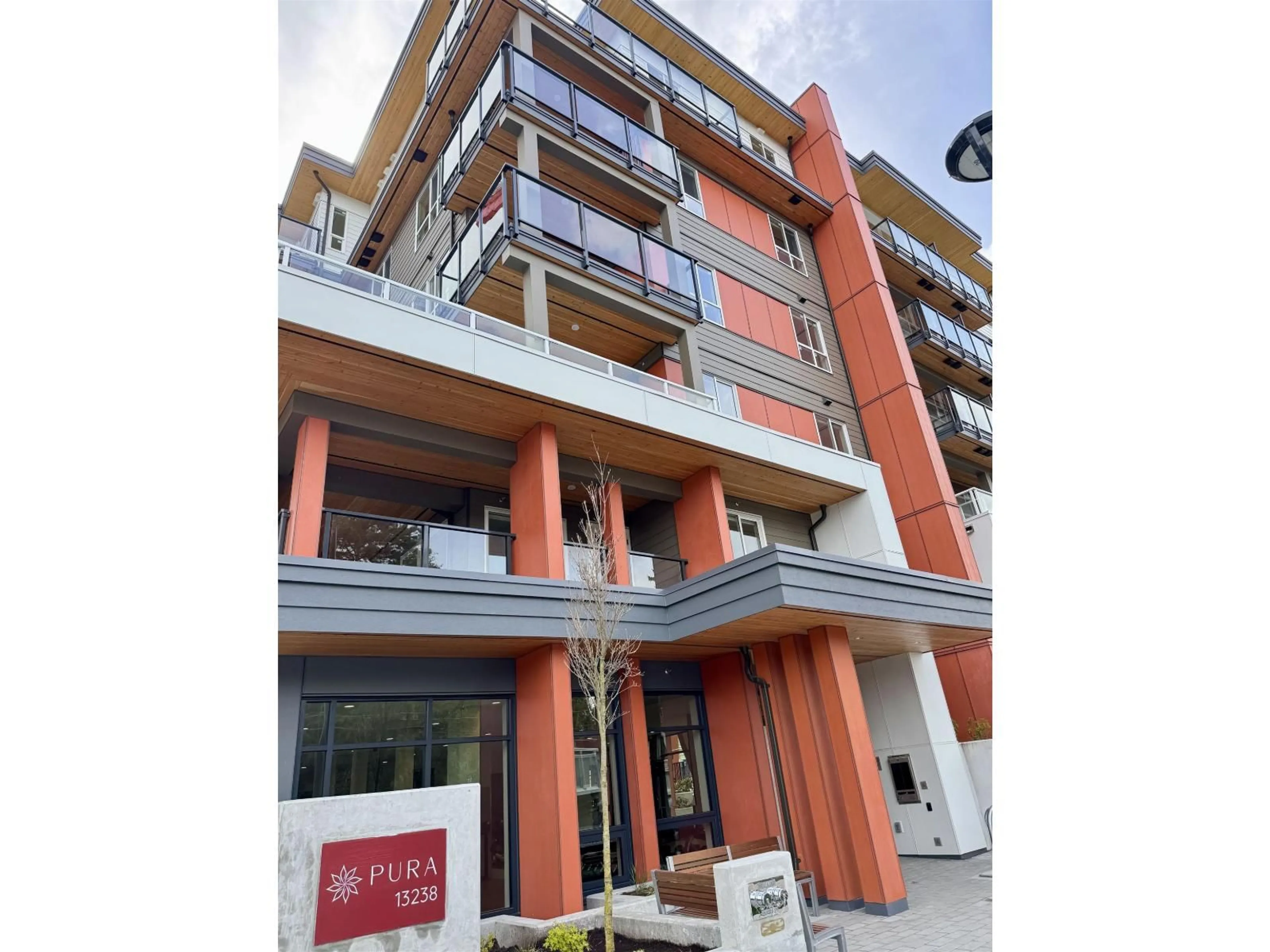 Indoor foyer for 509 - 13238 105TH AVENUE, Surrey British Columbia V3T0W1