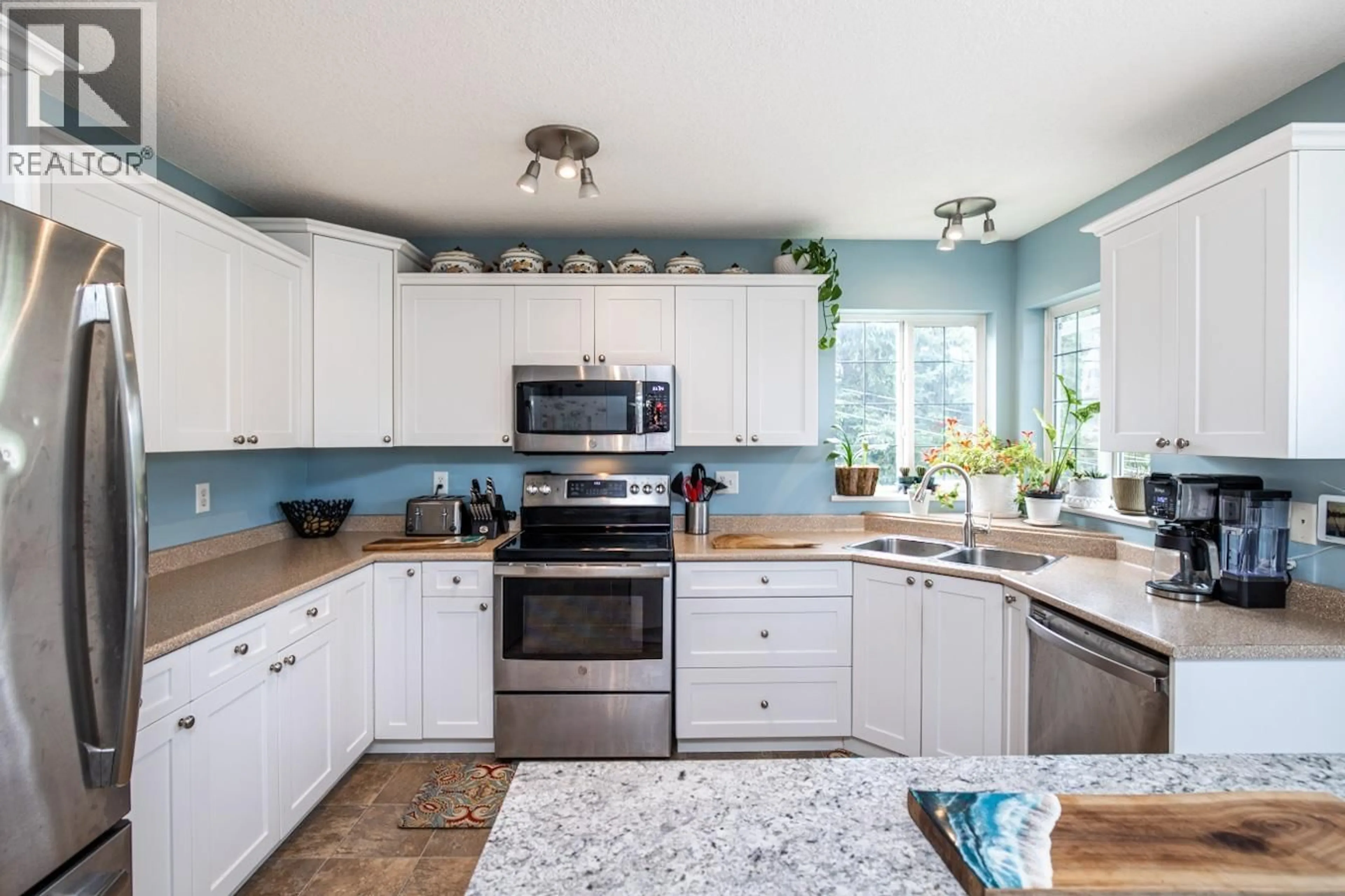 Open concept kitchen, ceramic/tile floor for 2010 SKYLINE DRIVE, Prince George British Columbia V2K1J4