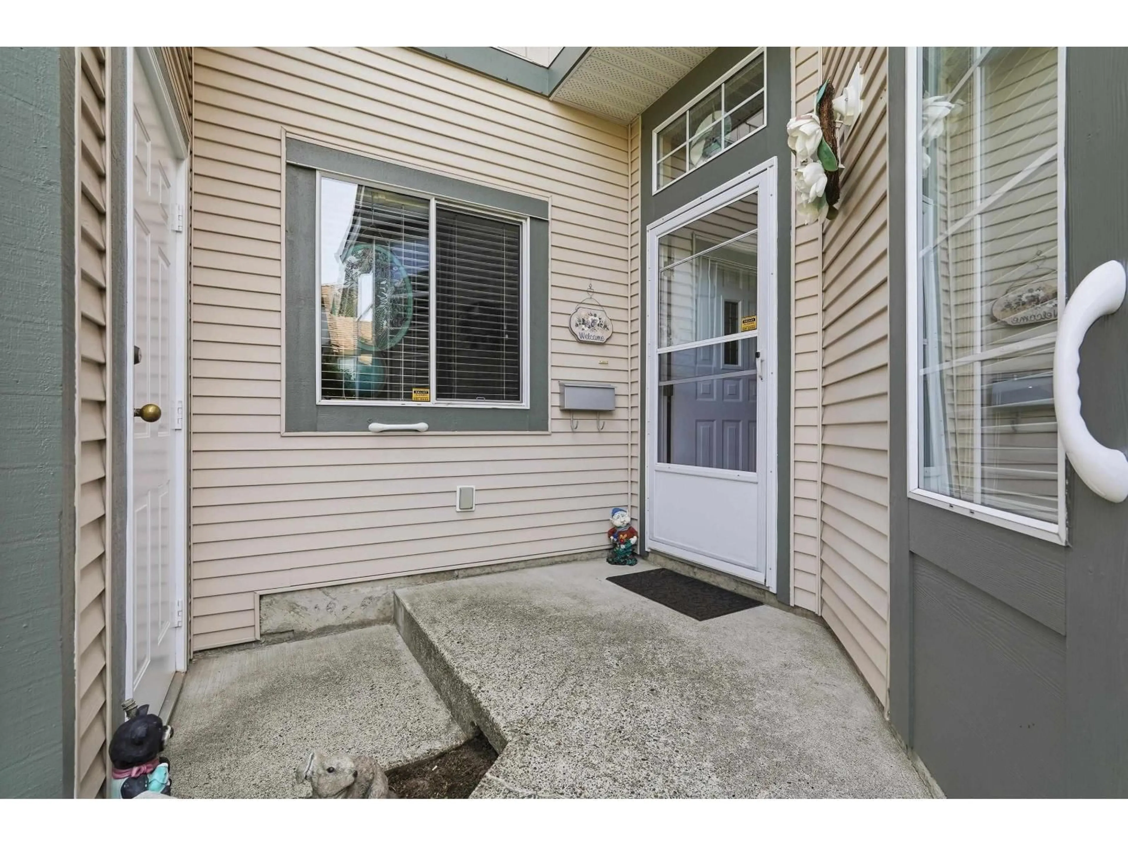 Indoor entryway for 94 - 9012 WALNUT GROVE DRIVE, Langley British Columbia V1M2K3