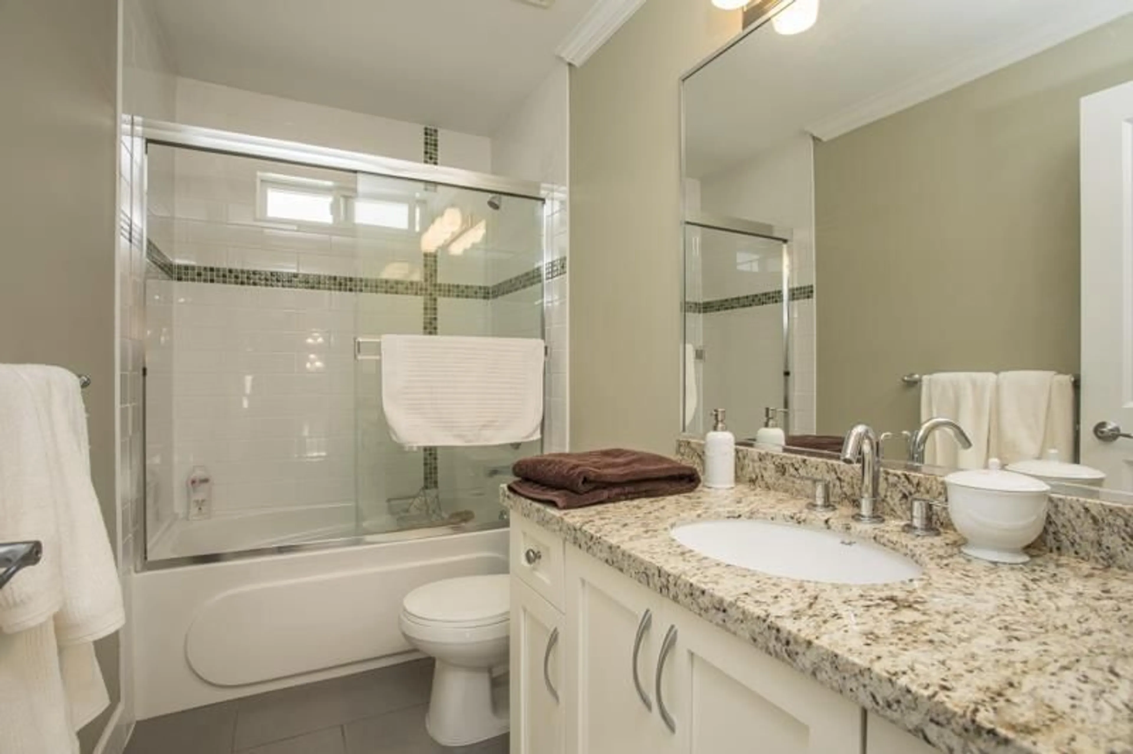 Standard bathroom, ceramic/tile floor for 21053 83 AVENUE, Langley British Columbia V2Y0B8