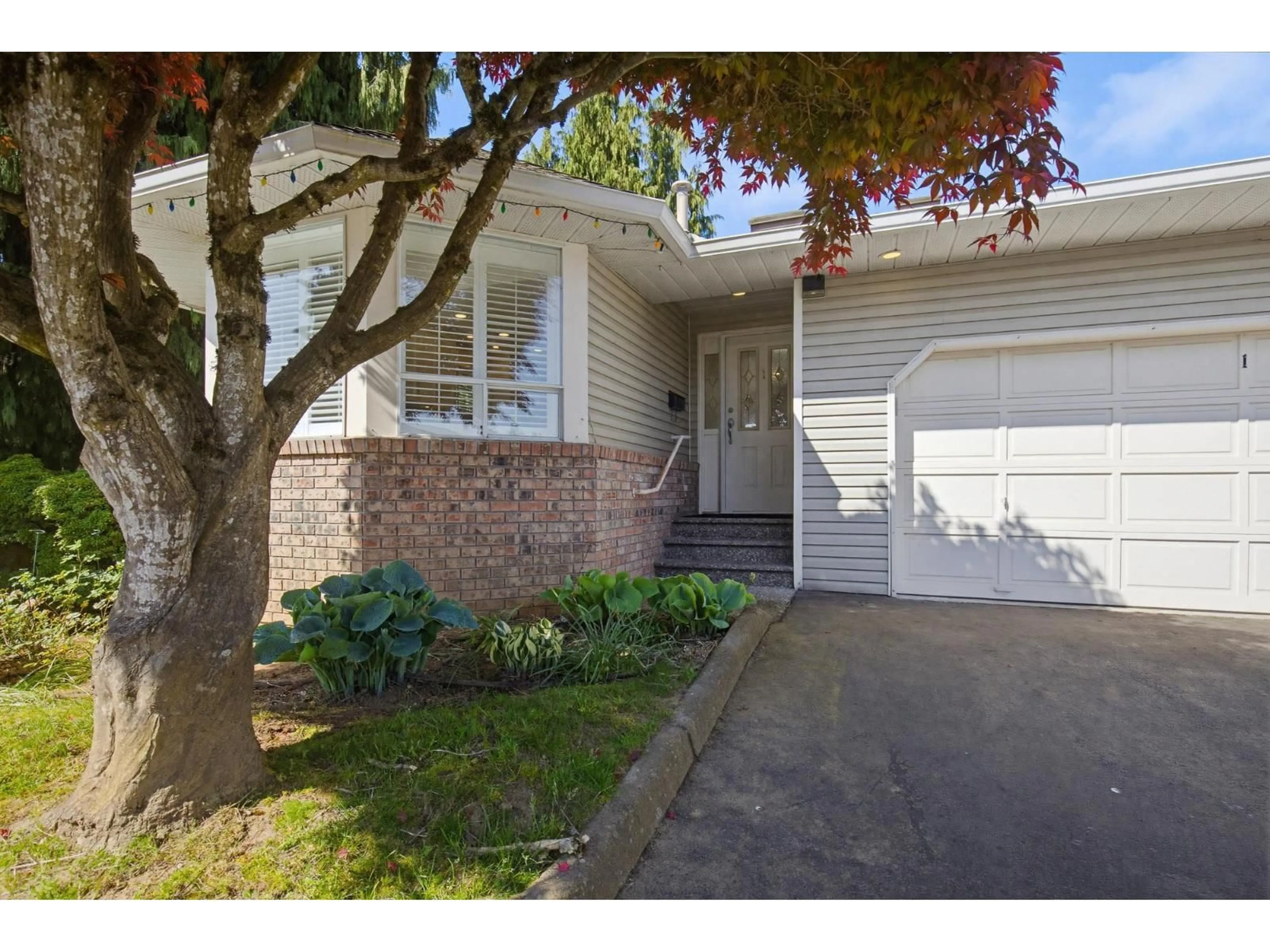 Home with vinyl exterior material, street for 1 - 32615 MURRAY AVENUE, Abbotsford British Columbia V2T4T8
