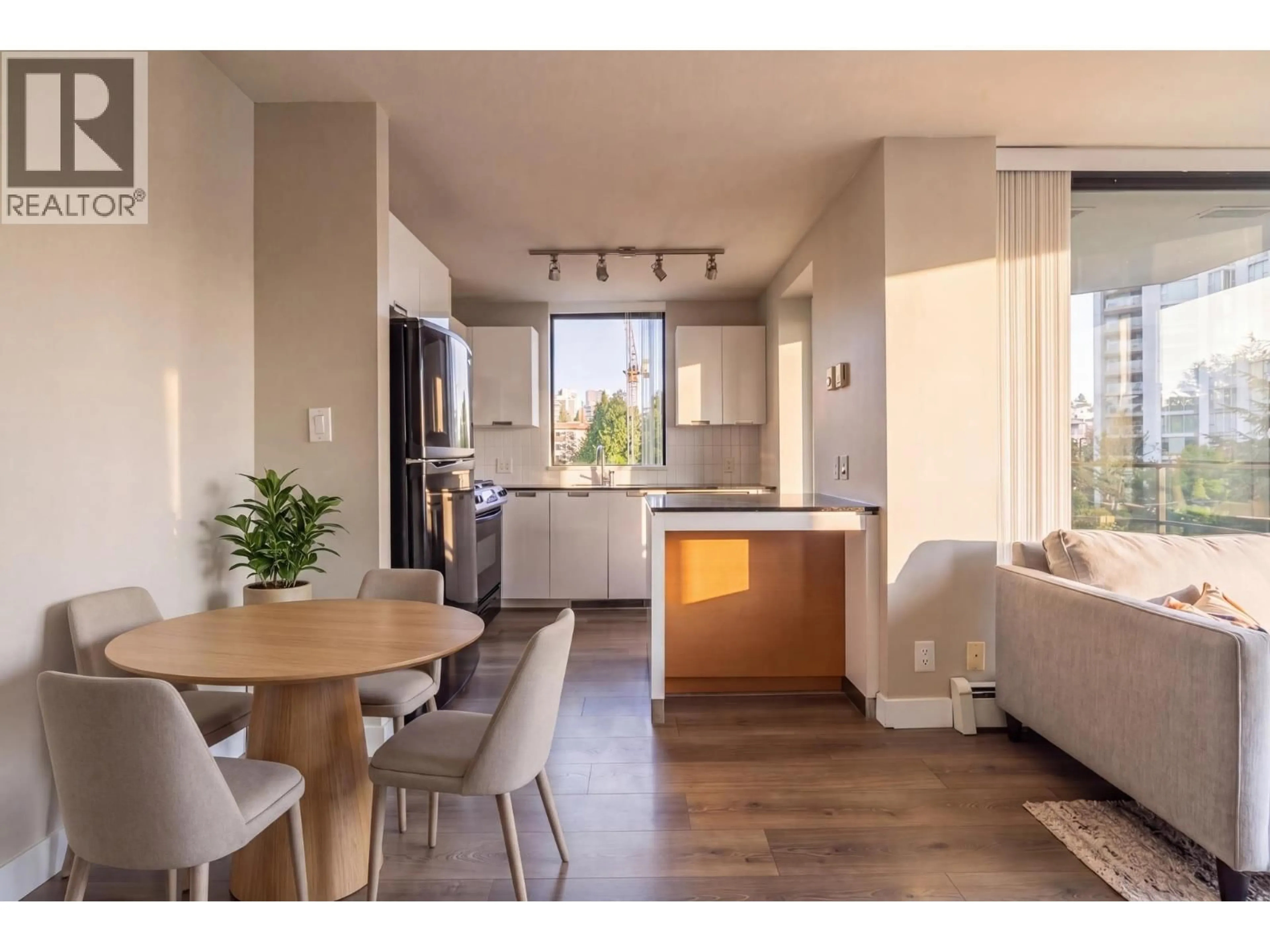 Open concept kitchen, unknown for 807 - 151 2ND STREET, North Vancouver British Columbia V7M3P1