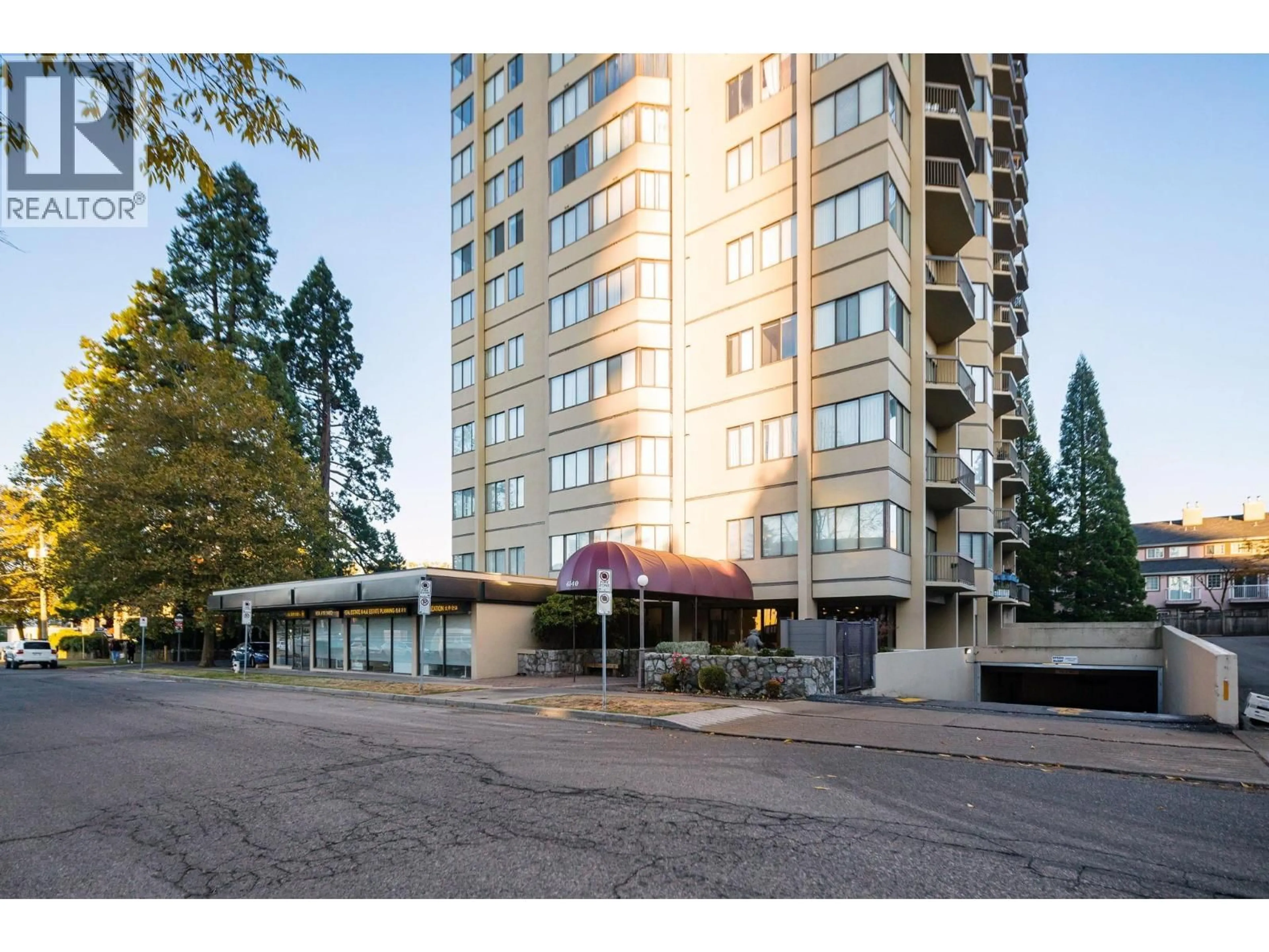 Indoor foyer for 505 - 6540 BURLINGTON AVENUE, Burnaby British Columbia V5H4G3