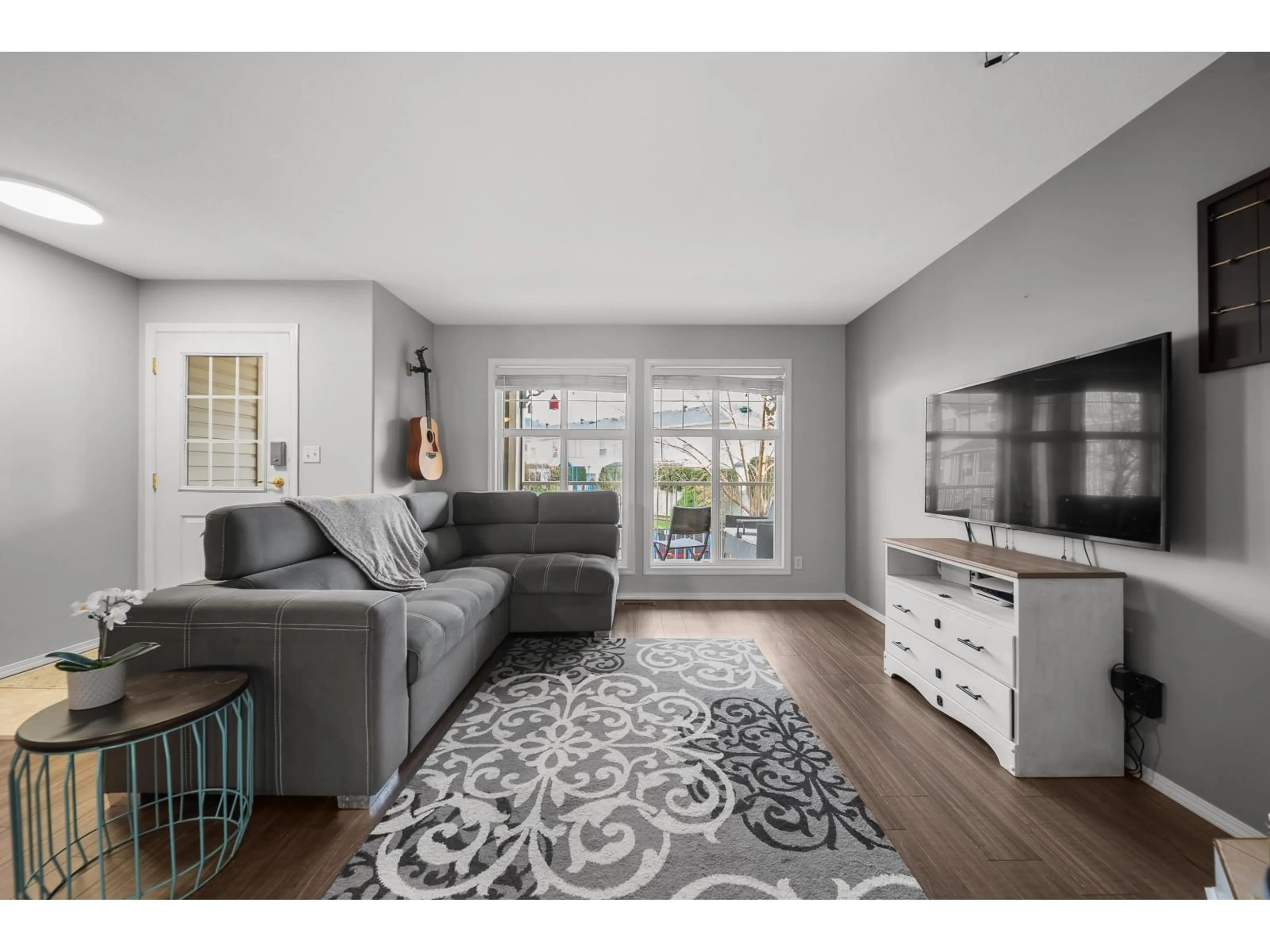 Living room with furniture, wood/laminate floor for 119 - 6450 VEDDER ROAD, Chilliwack British Columbia V2R5N7