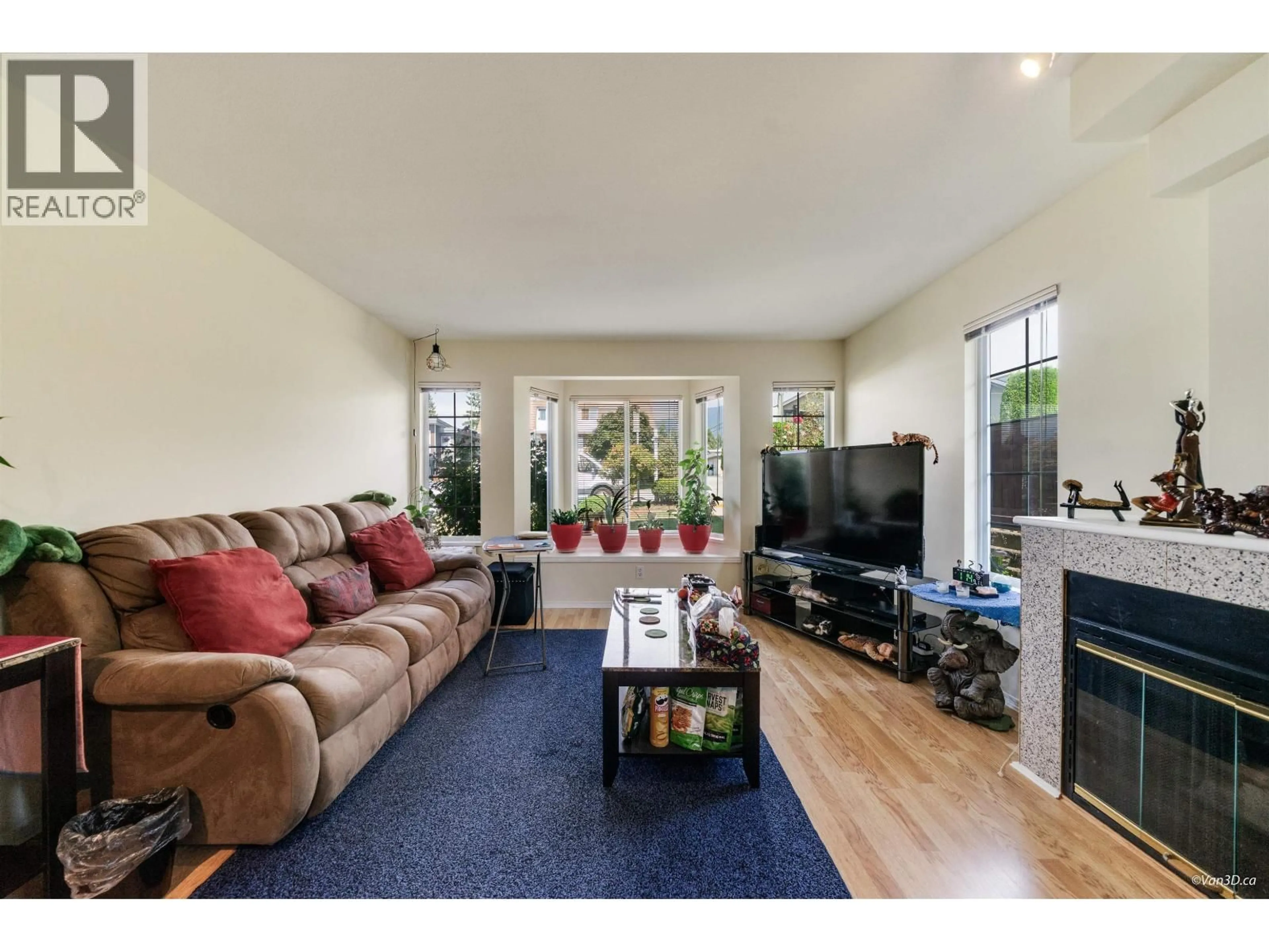 Living room with furniture, unknown for 215 W 18TH STREET, North Vancouver British Columbia V7M1W7