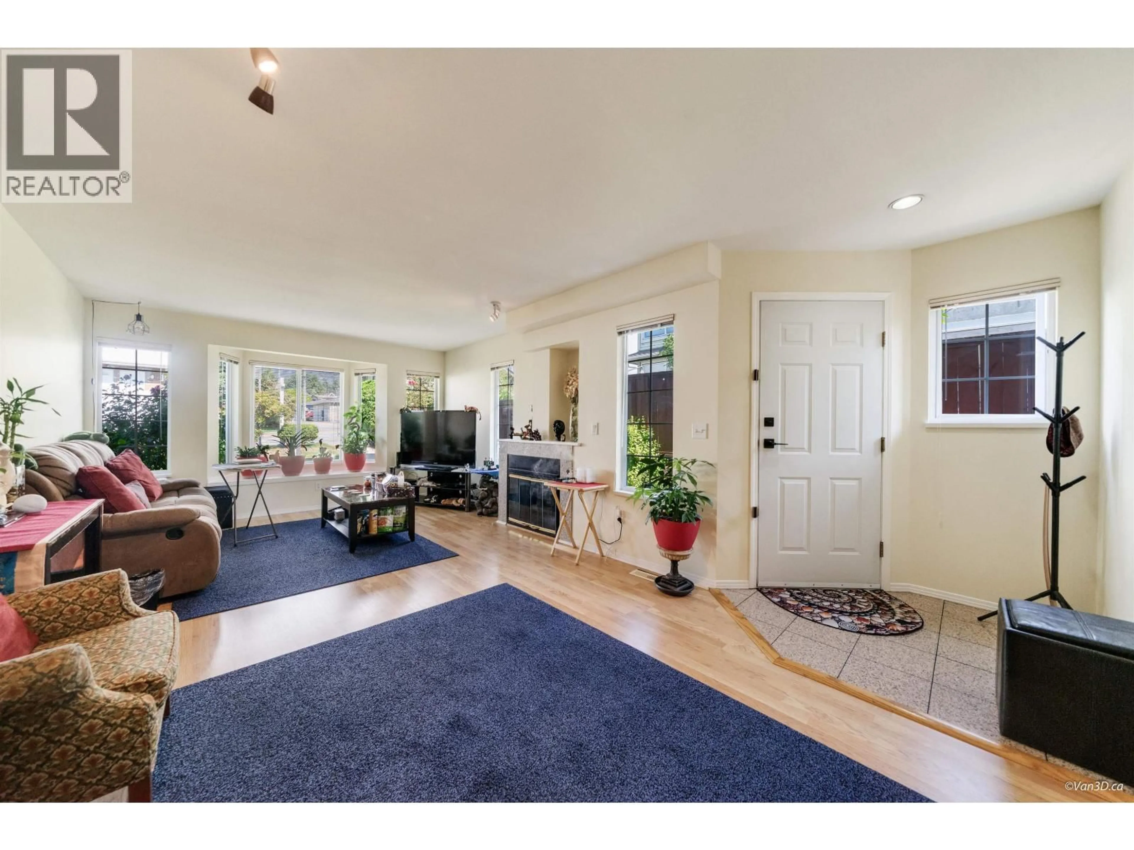 Indoor entryway for 215 W 18TH STREET, North Vancouver British Columbia V7M1W7