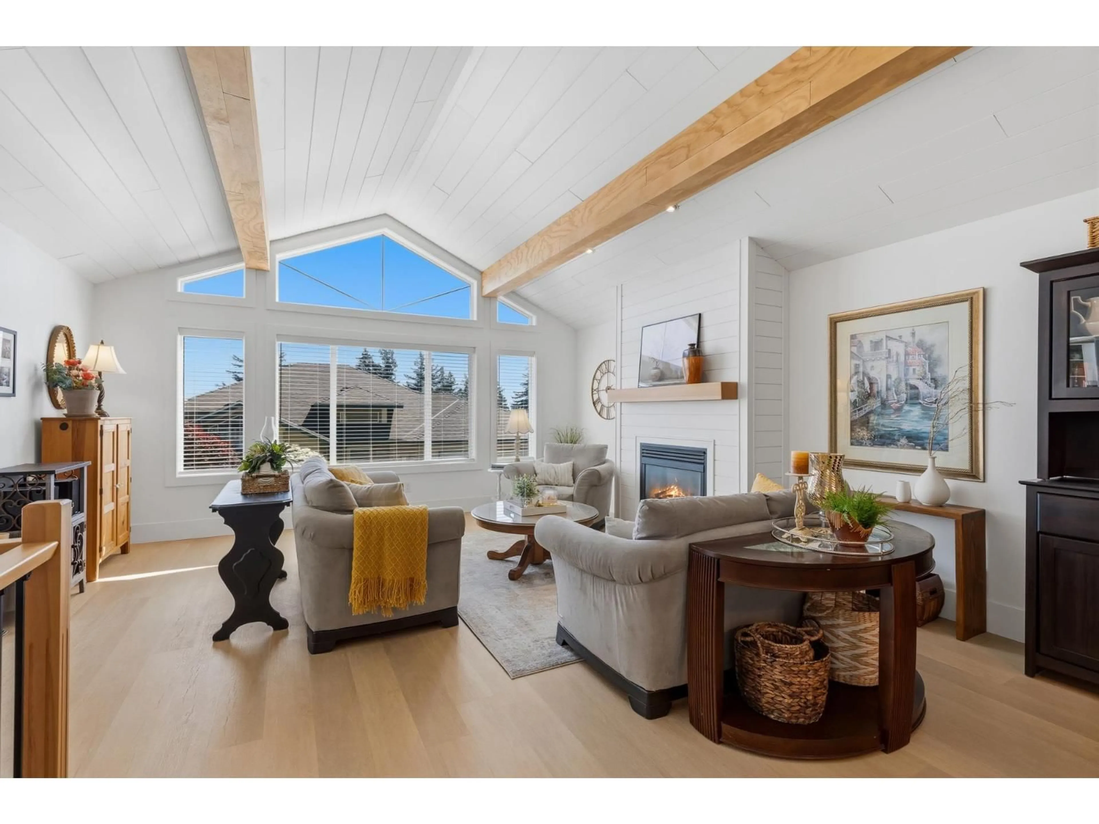 Living room with furniture, wood/laminate floor for 46 - 8590 SUNRISE DRIVE, Chilliwack British Columbia V2R3Z4